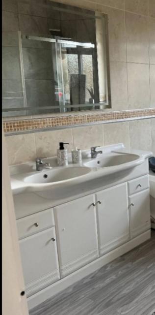 Hidden Gem W/ Parking Short Walk To Pleasure Apartment *