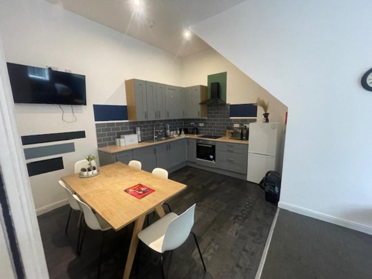 Bond Street Apartment, Sleeps 7 Blackpool