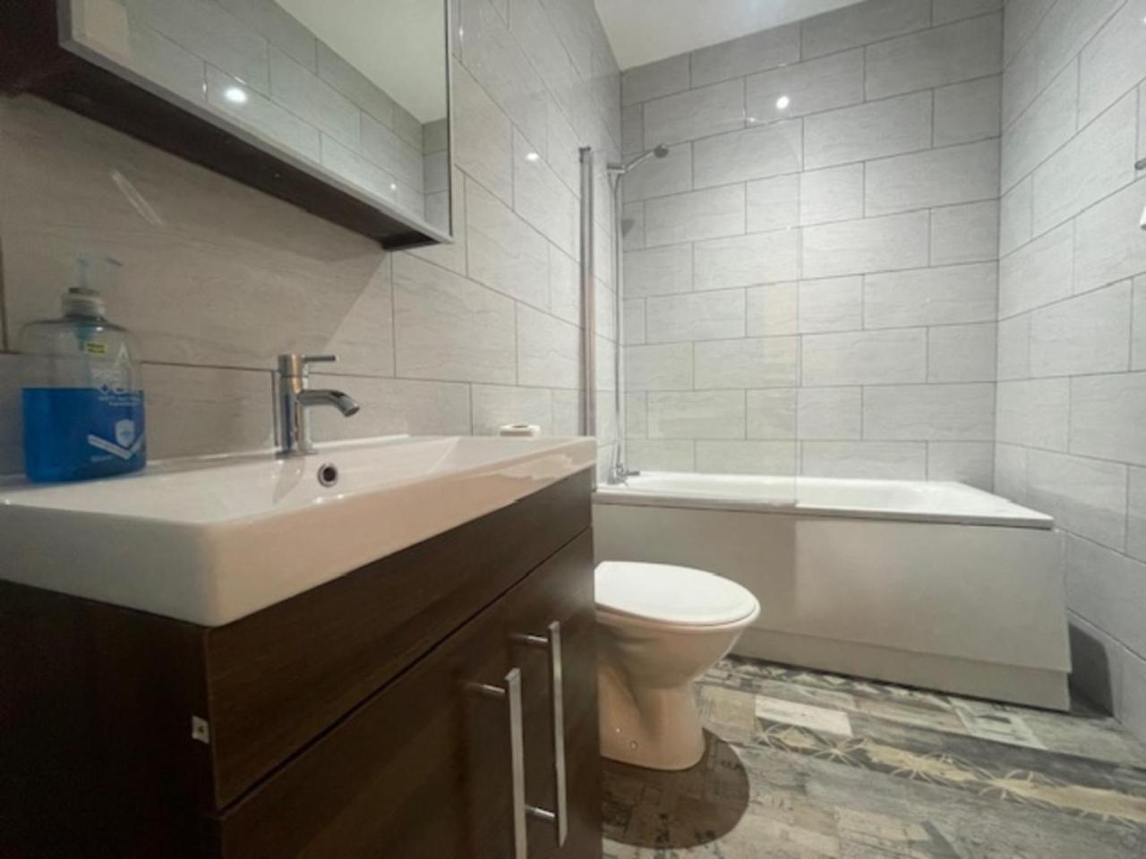 Bond Street Apartment, Sleeps 7 * Blackpool