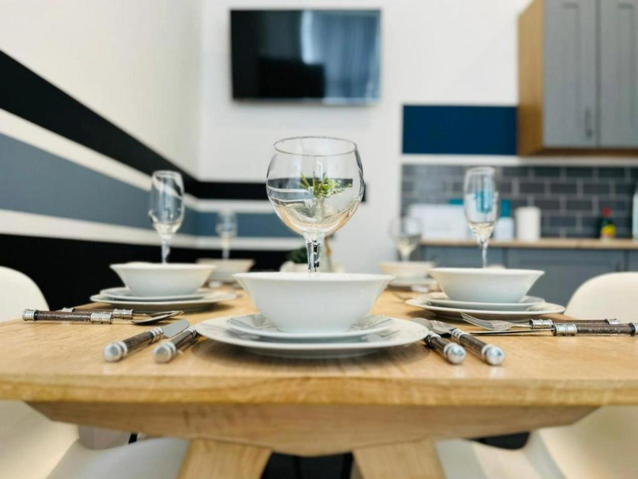 Bond Street Apartment, Sleeps 7 Apartment *