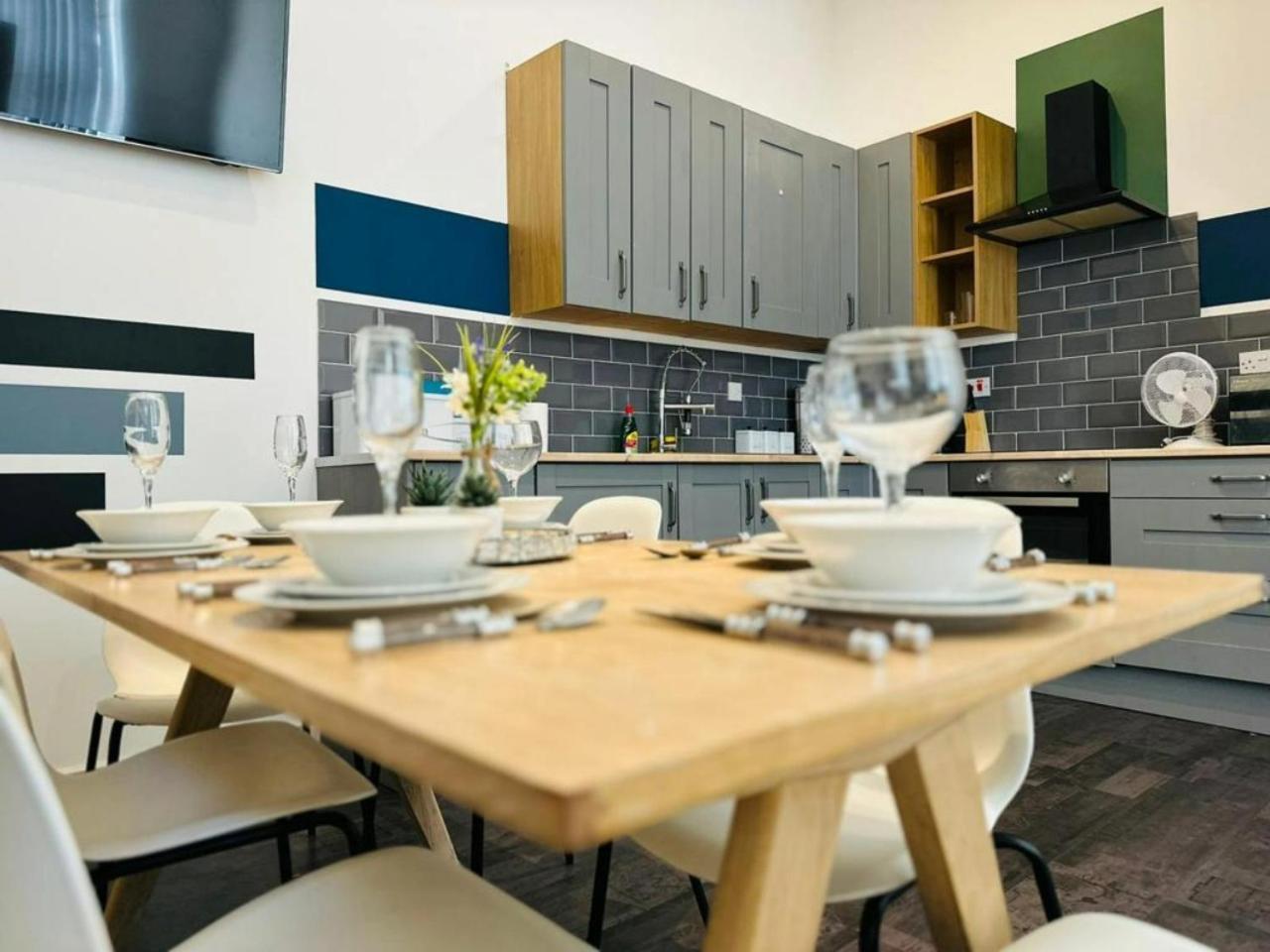 Bond Street Apartment, Sleeps 7 Apartment
