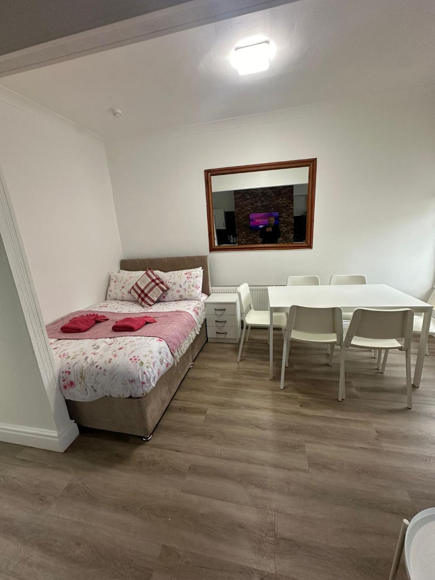 Suli House- Holiday Flats & En-Suite-Families And Couples Only Apartment *
