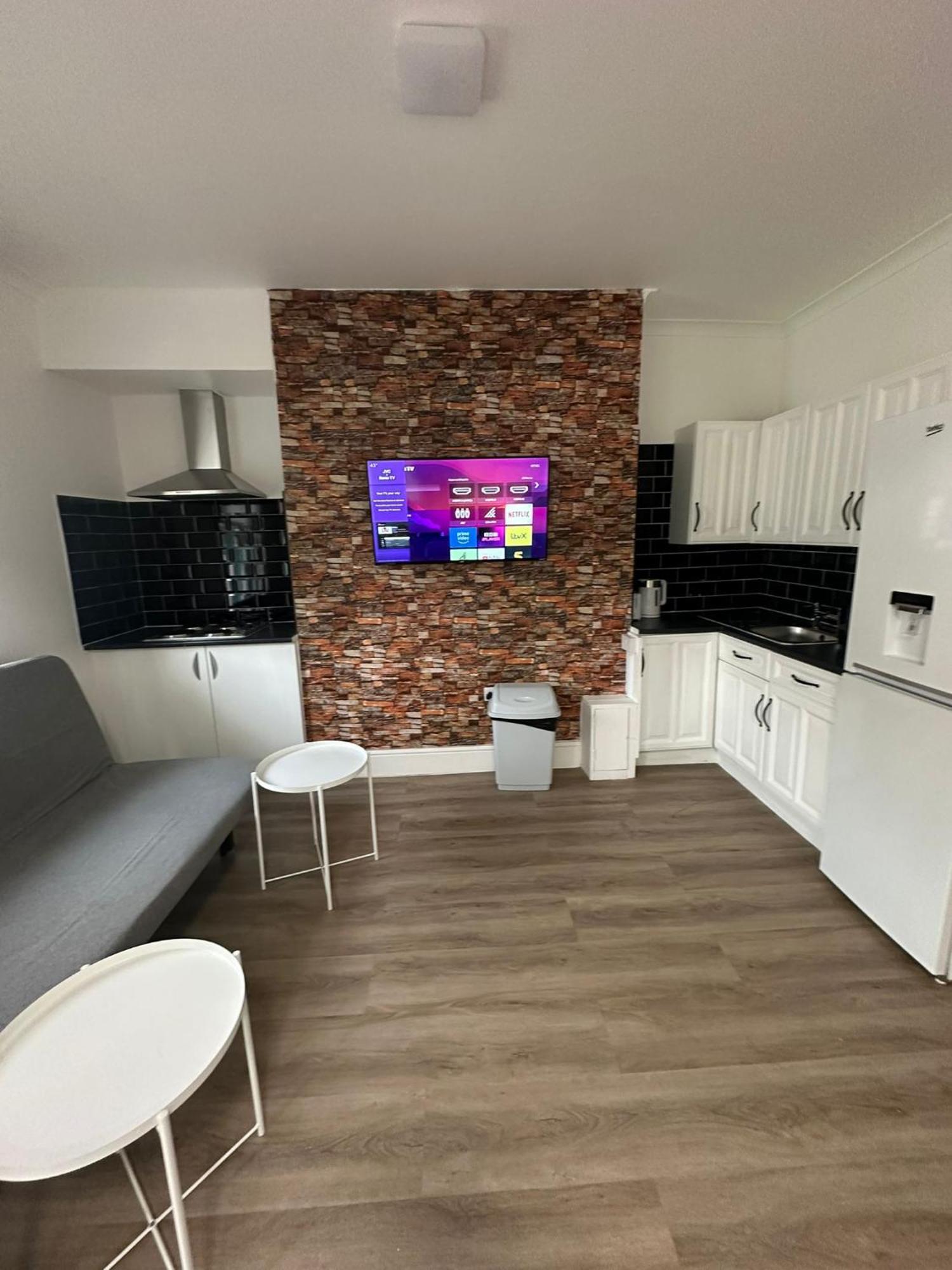Suli House- Holiday Flats & En-Suite-Families And Couples Only *