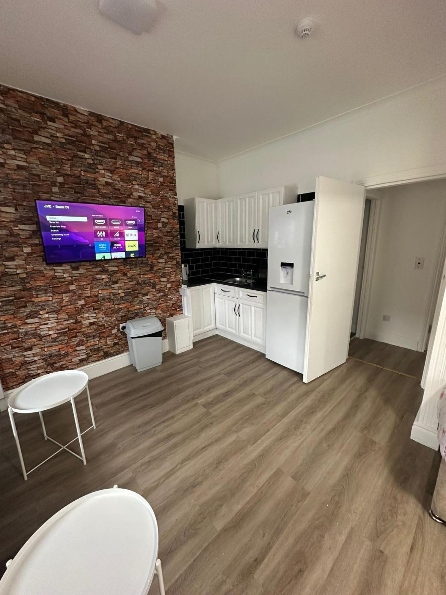 Suli House- Holiday Flats & En-Suite-Families And Couples Only Apartment Blackpool