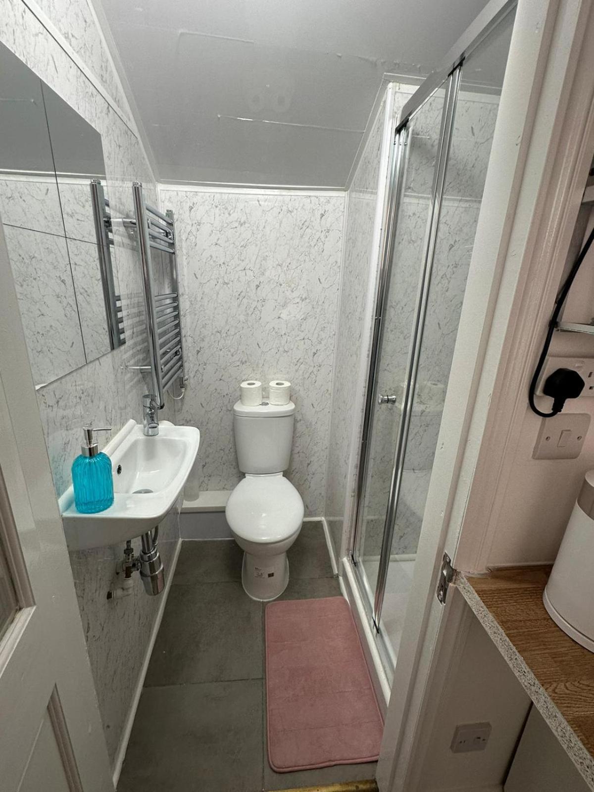 Suli House- Holiday Flats & En-Suite-Families And Couples Only Apartment *
