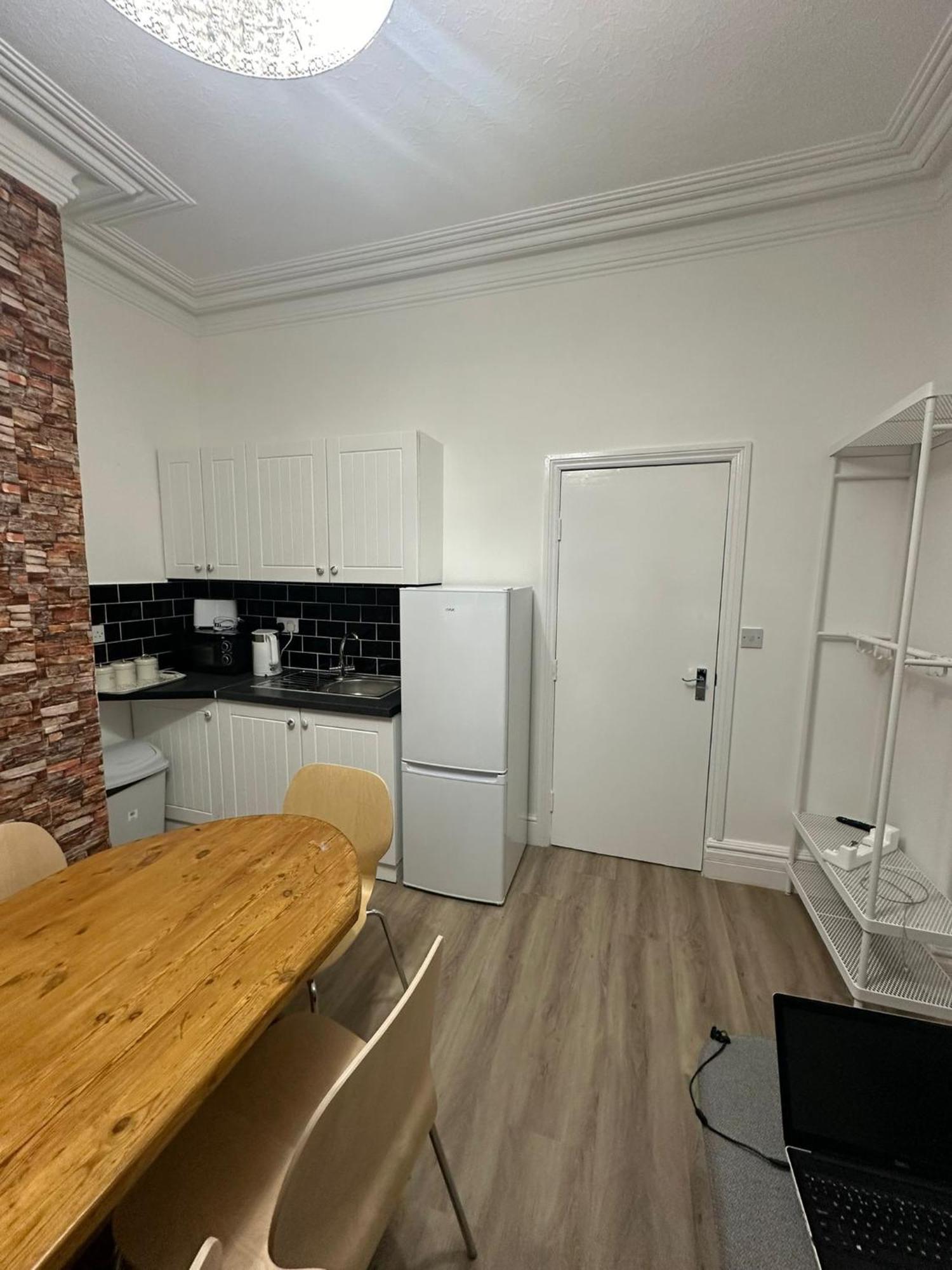 Suli House- Holiday Flats & En-Suite-Families And Couples Only Apartment *