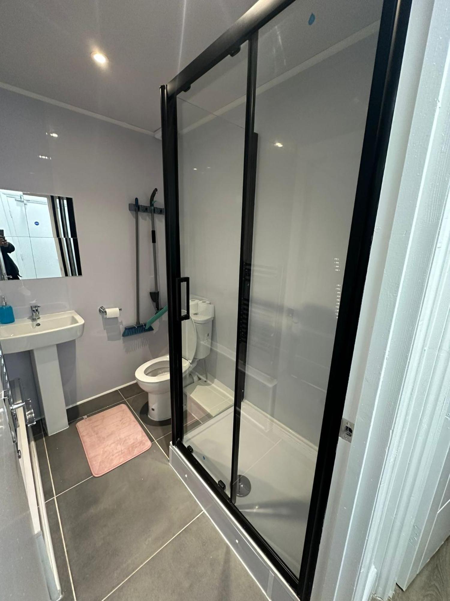 Suli House- Holiday Flats & En-Suite-Families And Couples Only * Blackpool