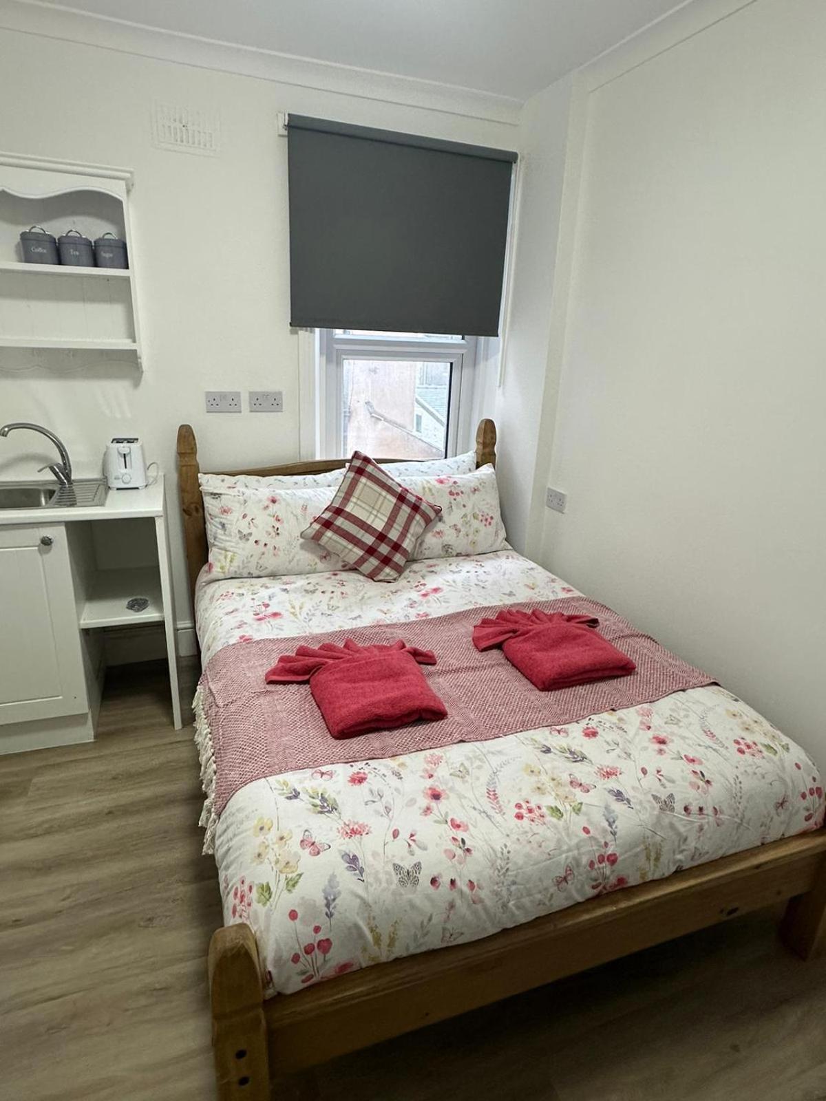 Suli House- Holiday Flats & En-Suite-Families And Couples Only * Blackpool
