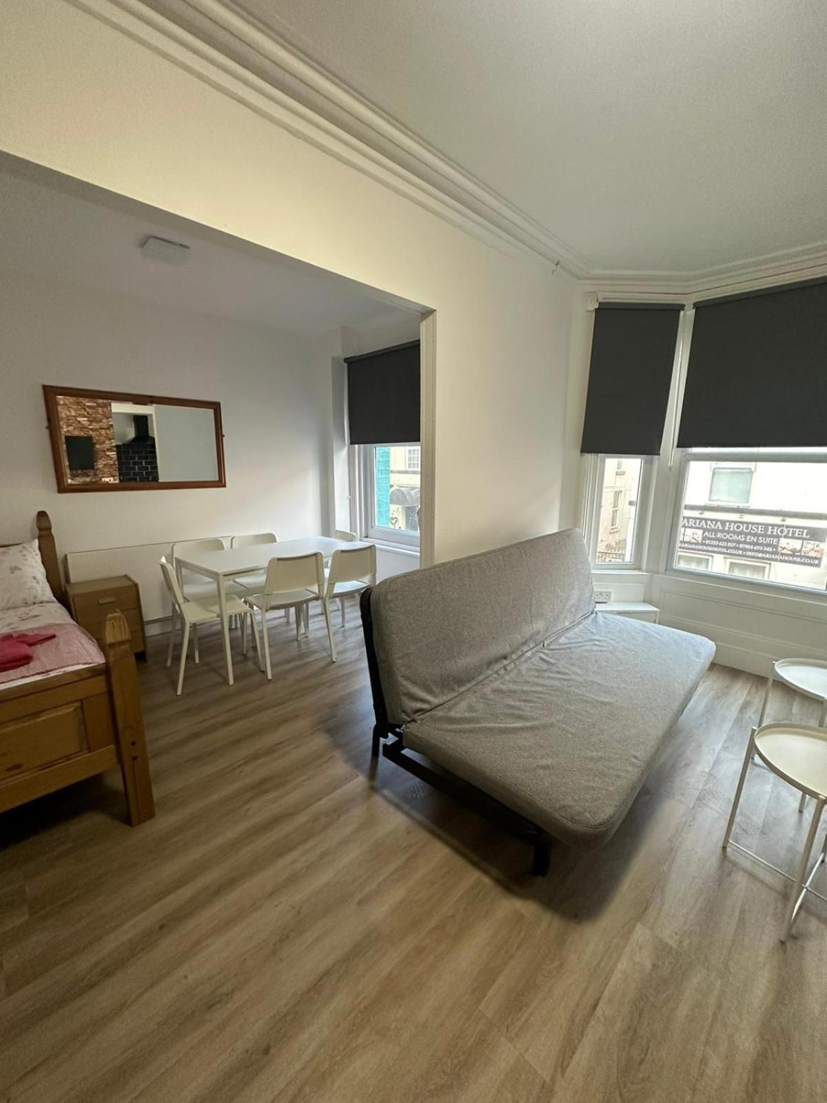 Suli House- Holiday Flats & En-Suite-Families And Couples Only Apartment Blackpool