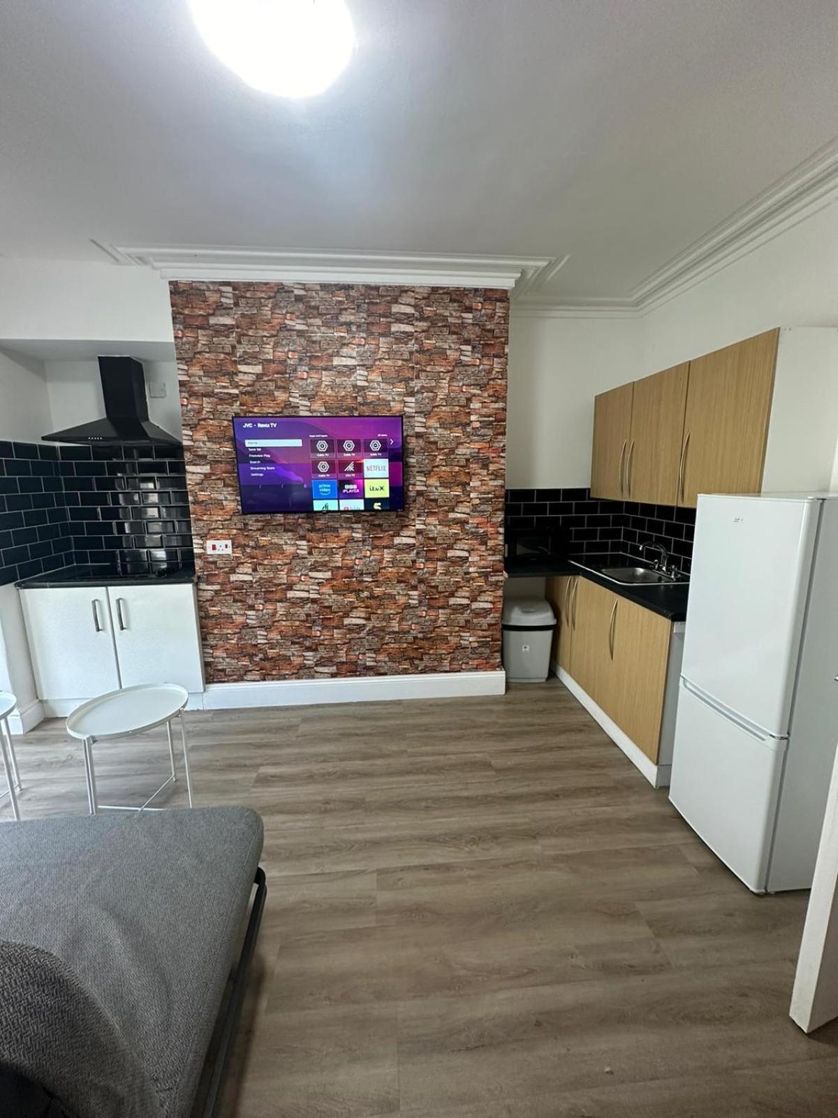 Suli House- Holiday Flats & En-Suite-Families And Couples Only