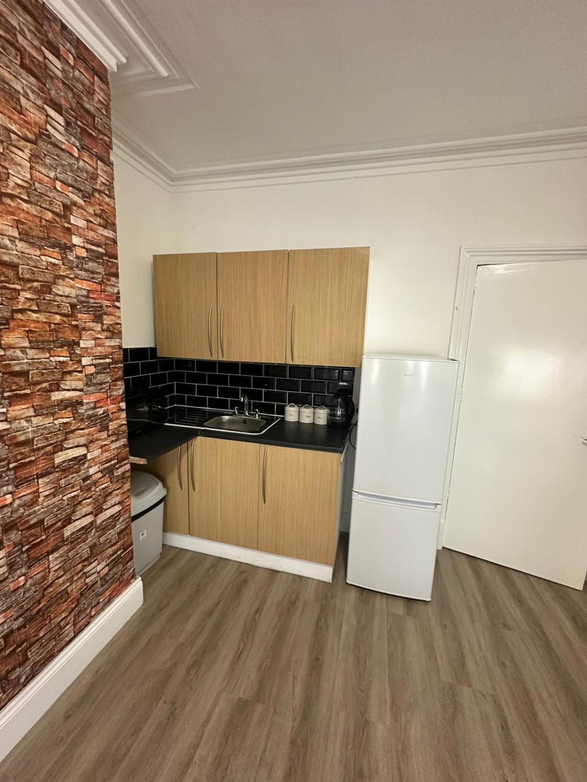 Suli House- Holiday Flats & En-Suite-Families And Couples Only *