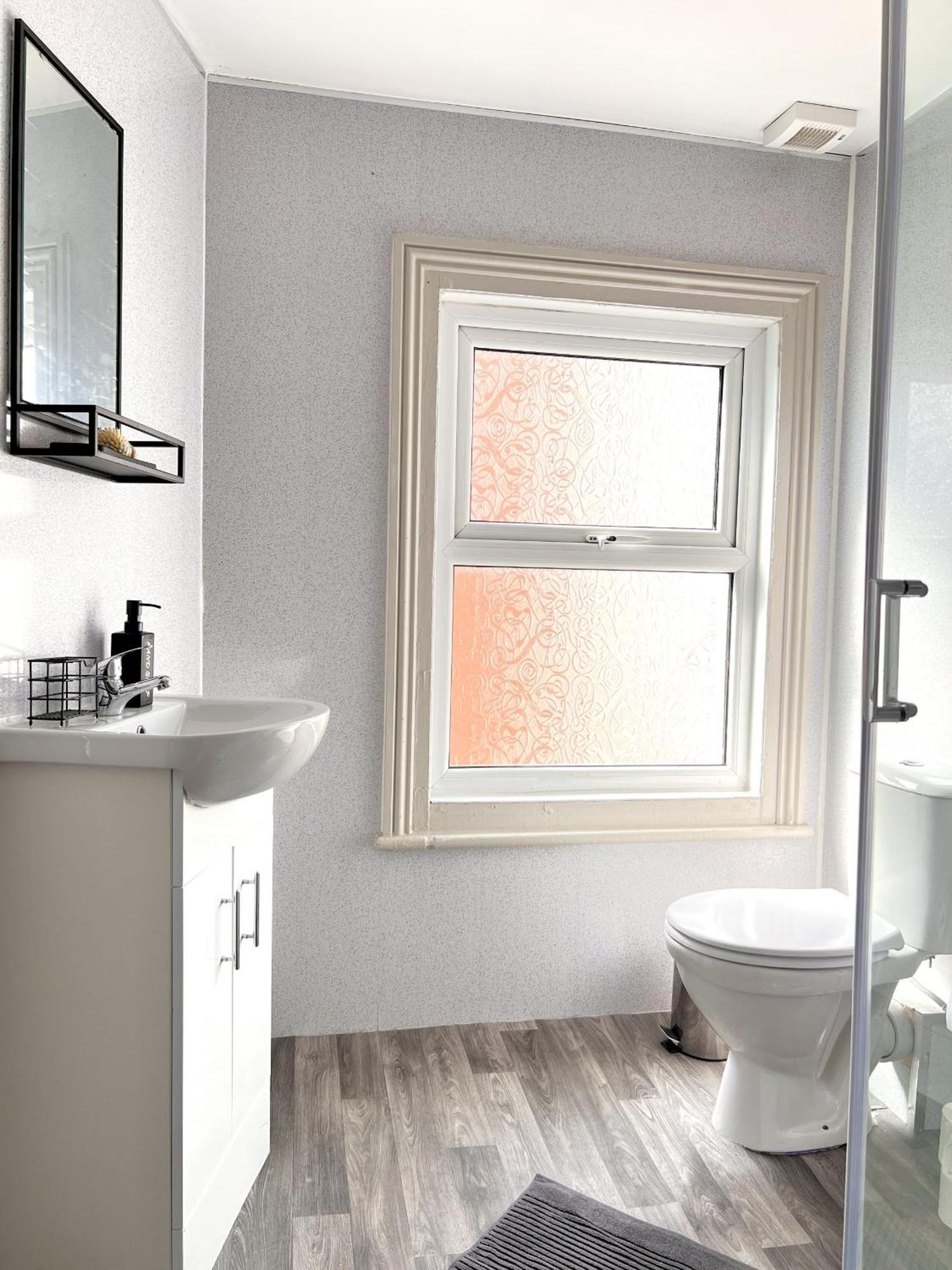 Two-bedroom Next To Winter Gardens With Free On-site Parking,