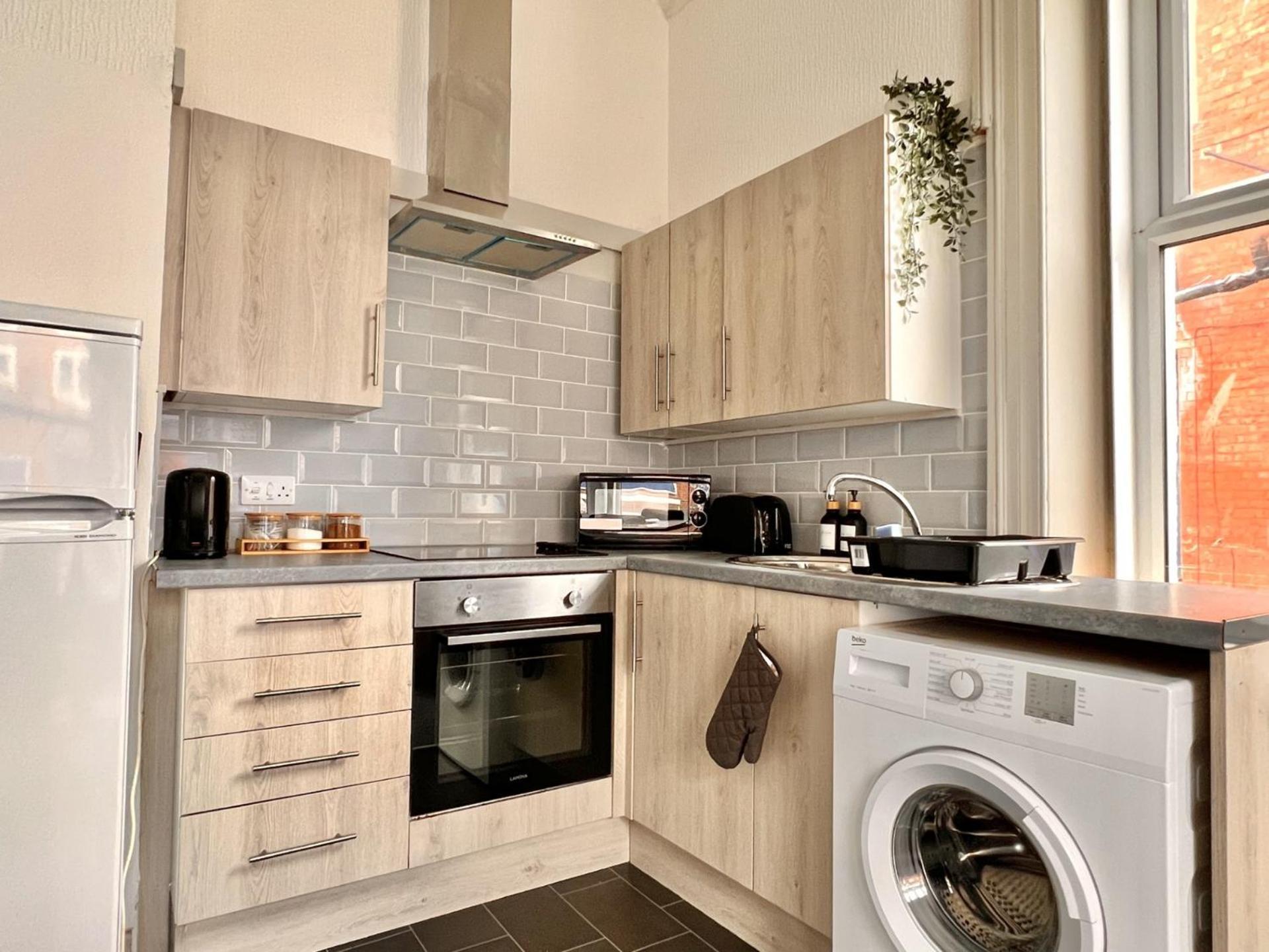 Original One Bedroom Next To Winter Gardens With Free On-site Parking,