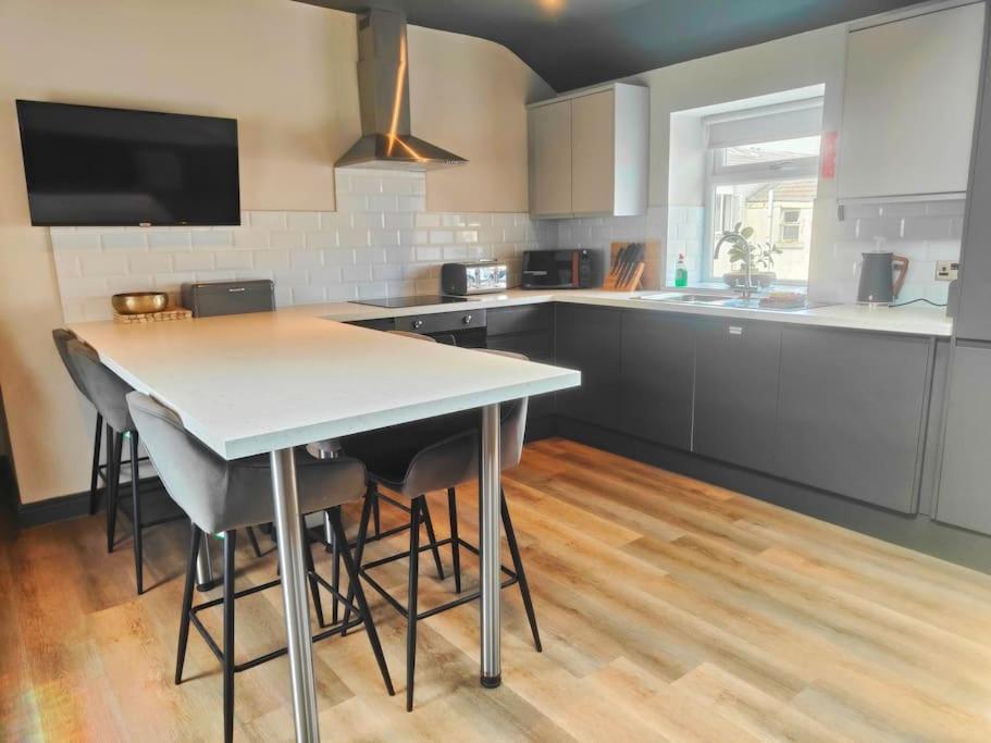 Sloane Modern 2 Bedroom Seafront Apartment *