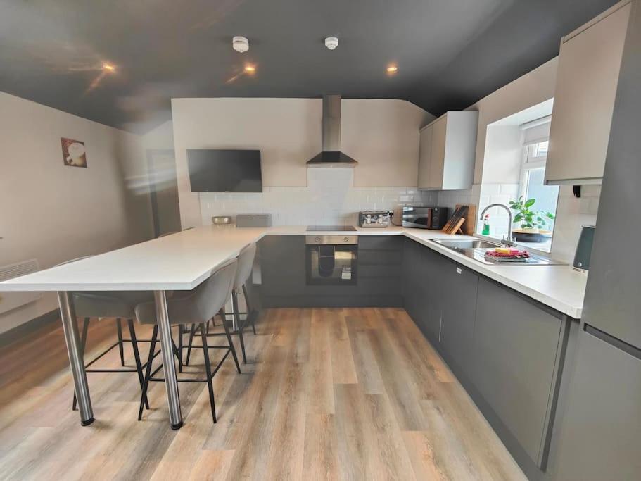 Sloane Modern 2 Bedroom Seafront *