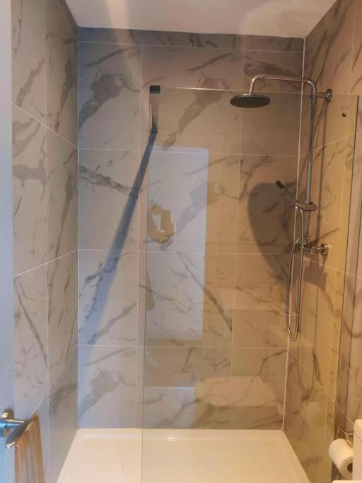 Sloane Modern 2 Bedroom Seafront Apartment *