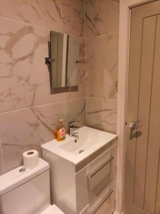Sloane Modern 2 Bedroom Seafront *