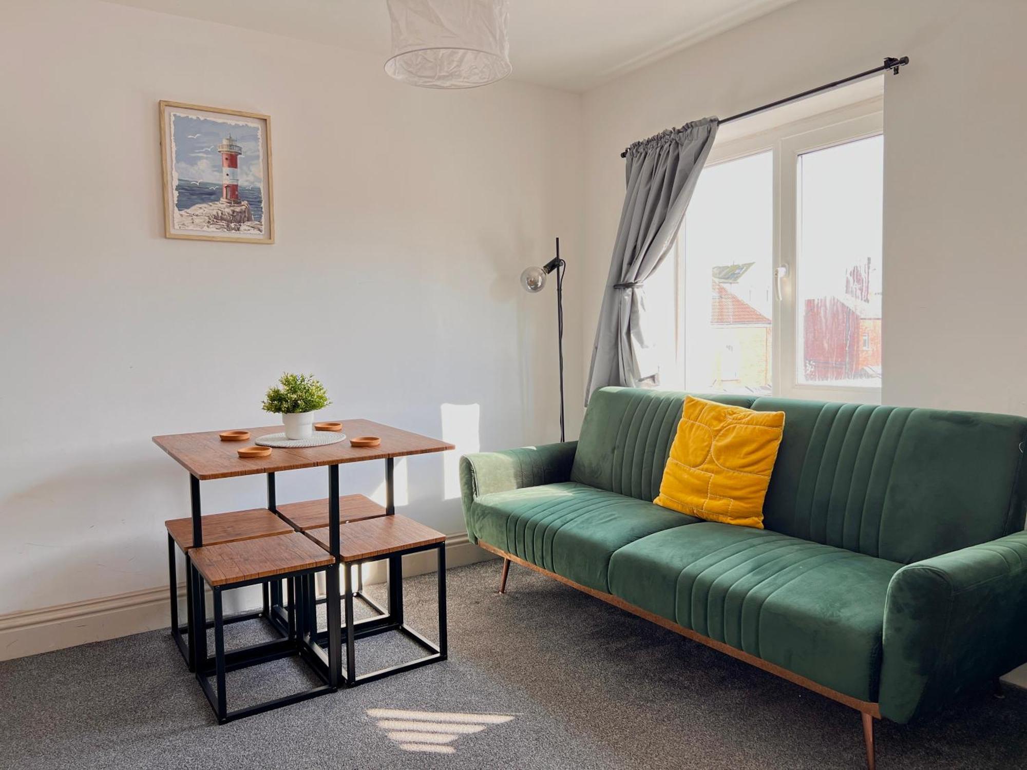 Apartment Two-bedroom Next To Winter Gardens With Free On-site Parking, *
