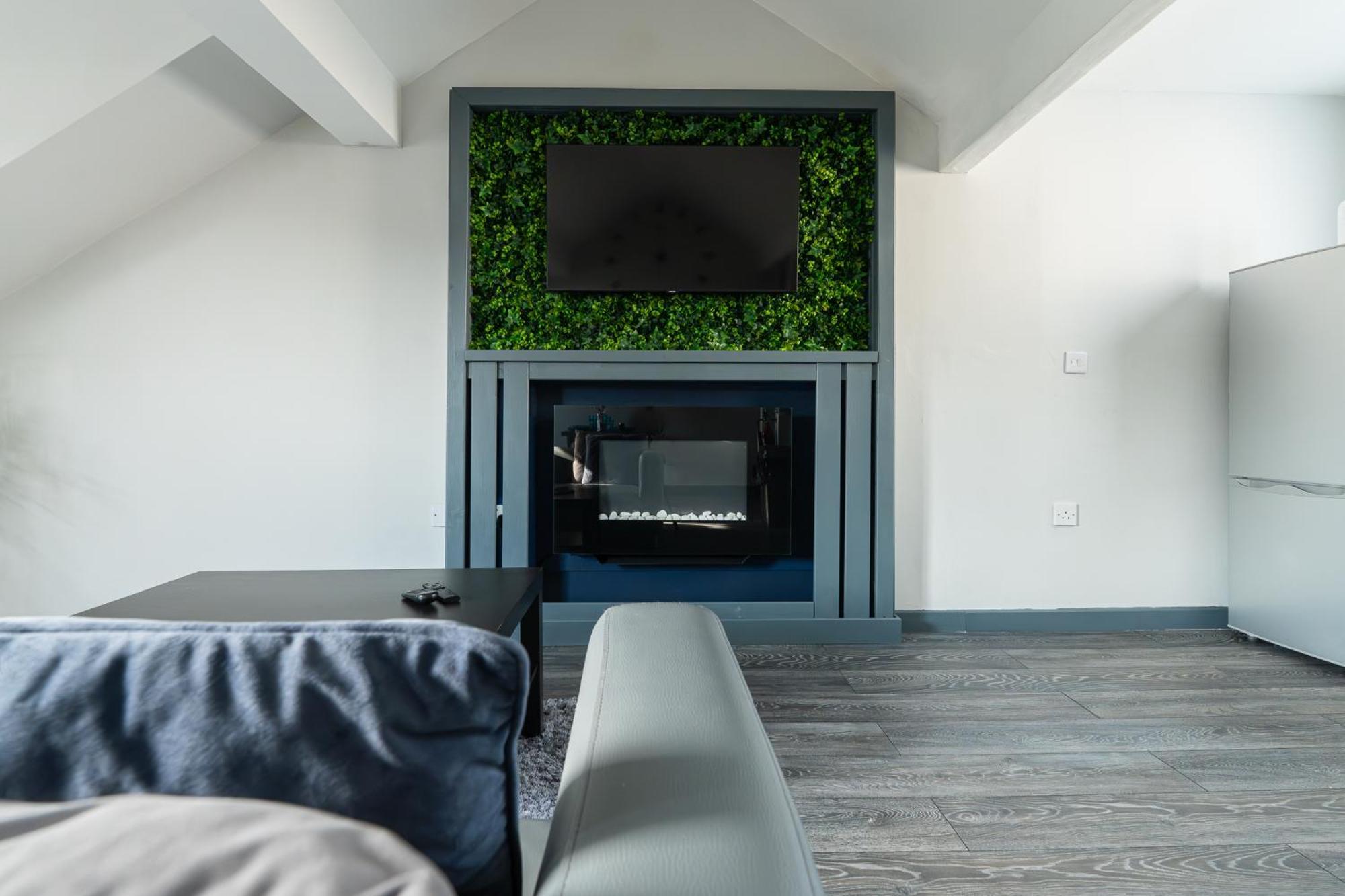 Charles Alexander Short - Vibe Apartment *