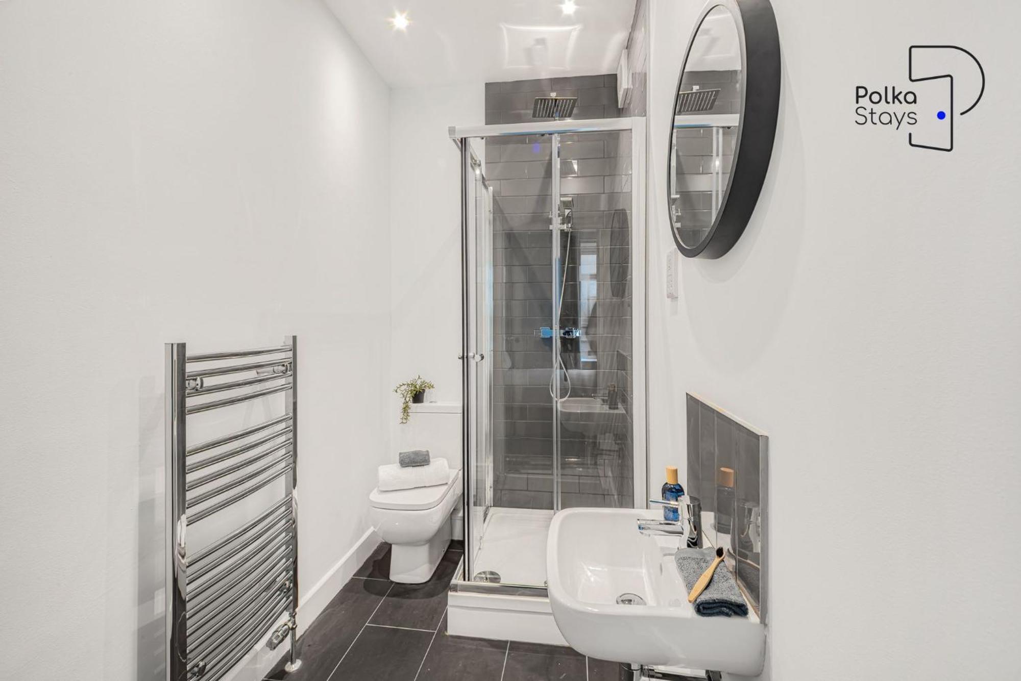 Apartment Aurum House At York Street, - By Polkastays *