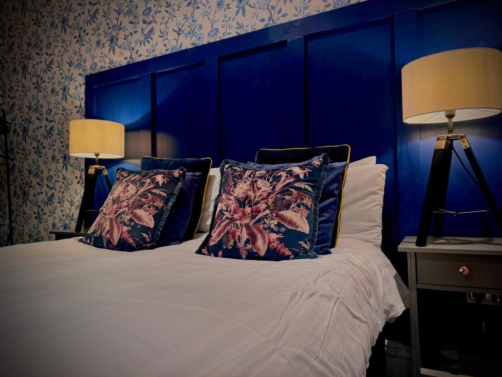 Holiday home Sleeps10-parking-garden-hottub-petfriendly *