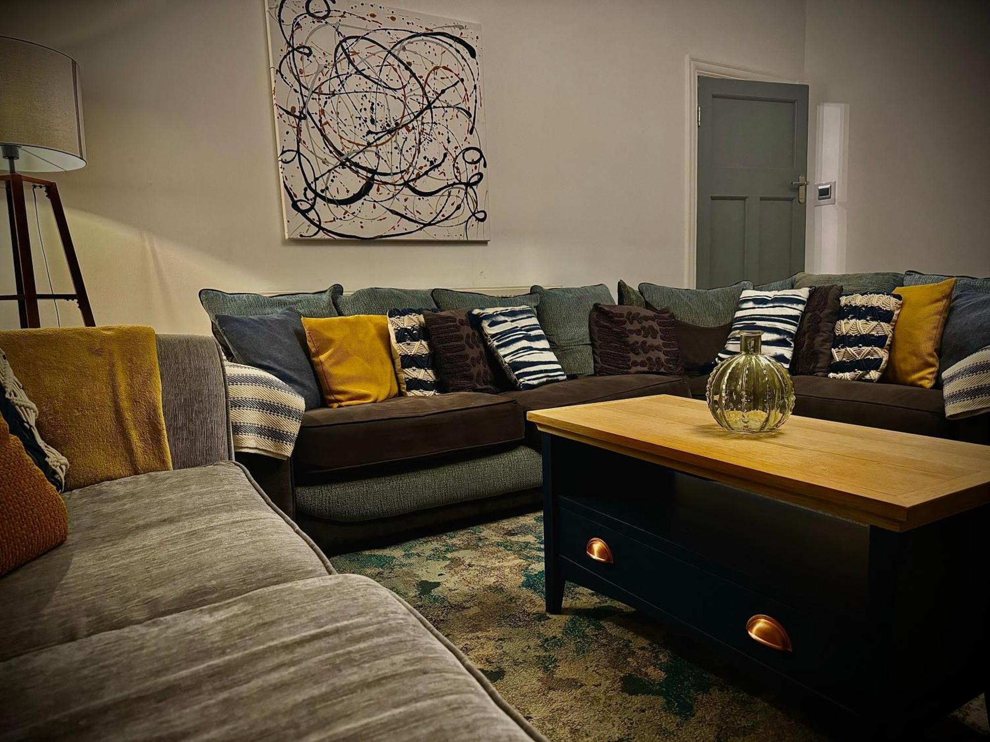 Holiday home Sleeps10-parking-garden-hottub-petfriendly
