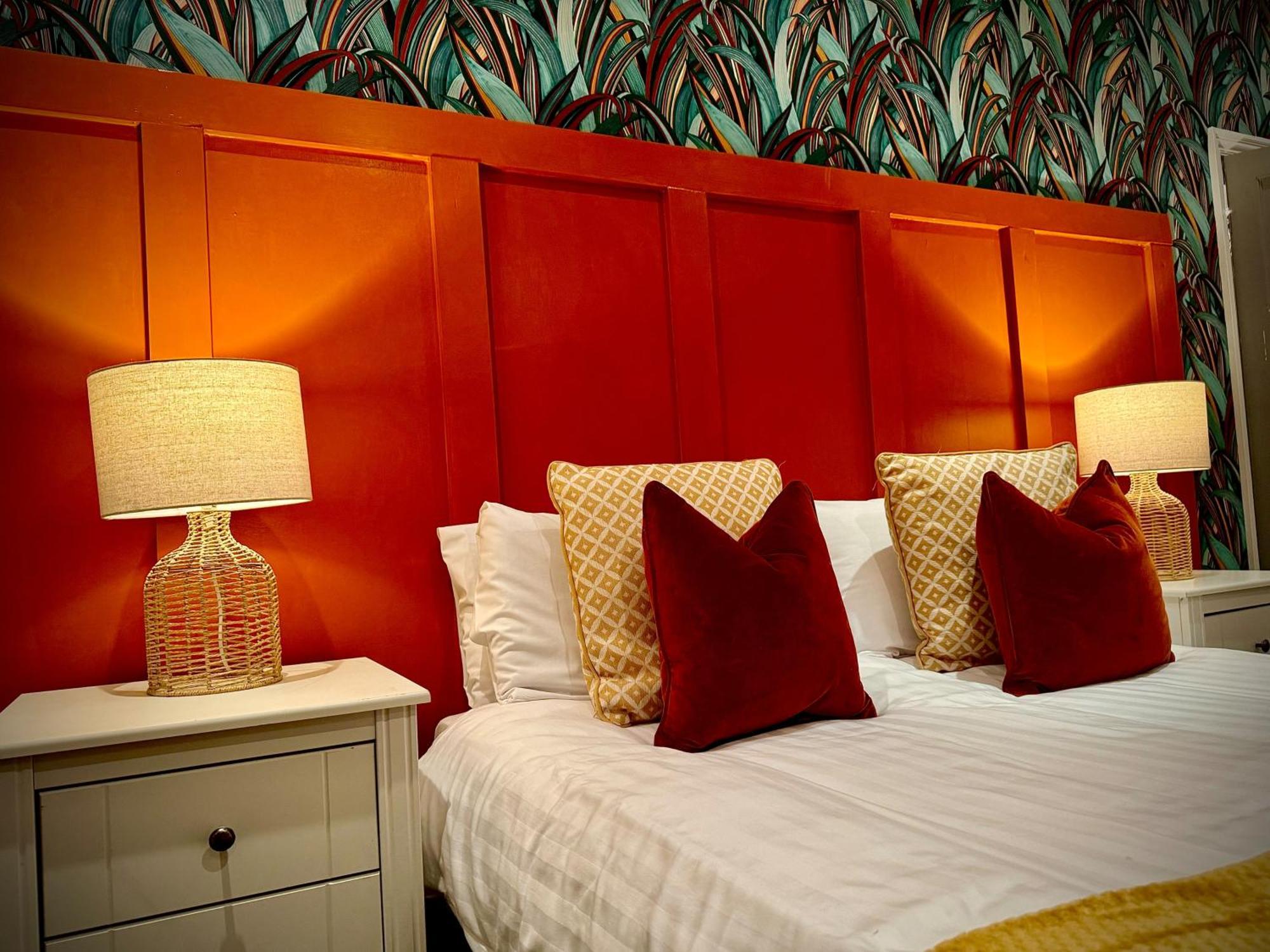 Sleeps10-parking-garden-hottub-petfriendly Holiday home *