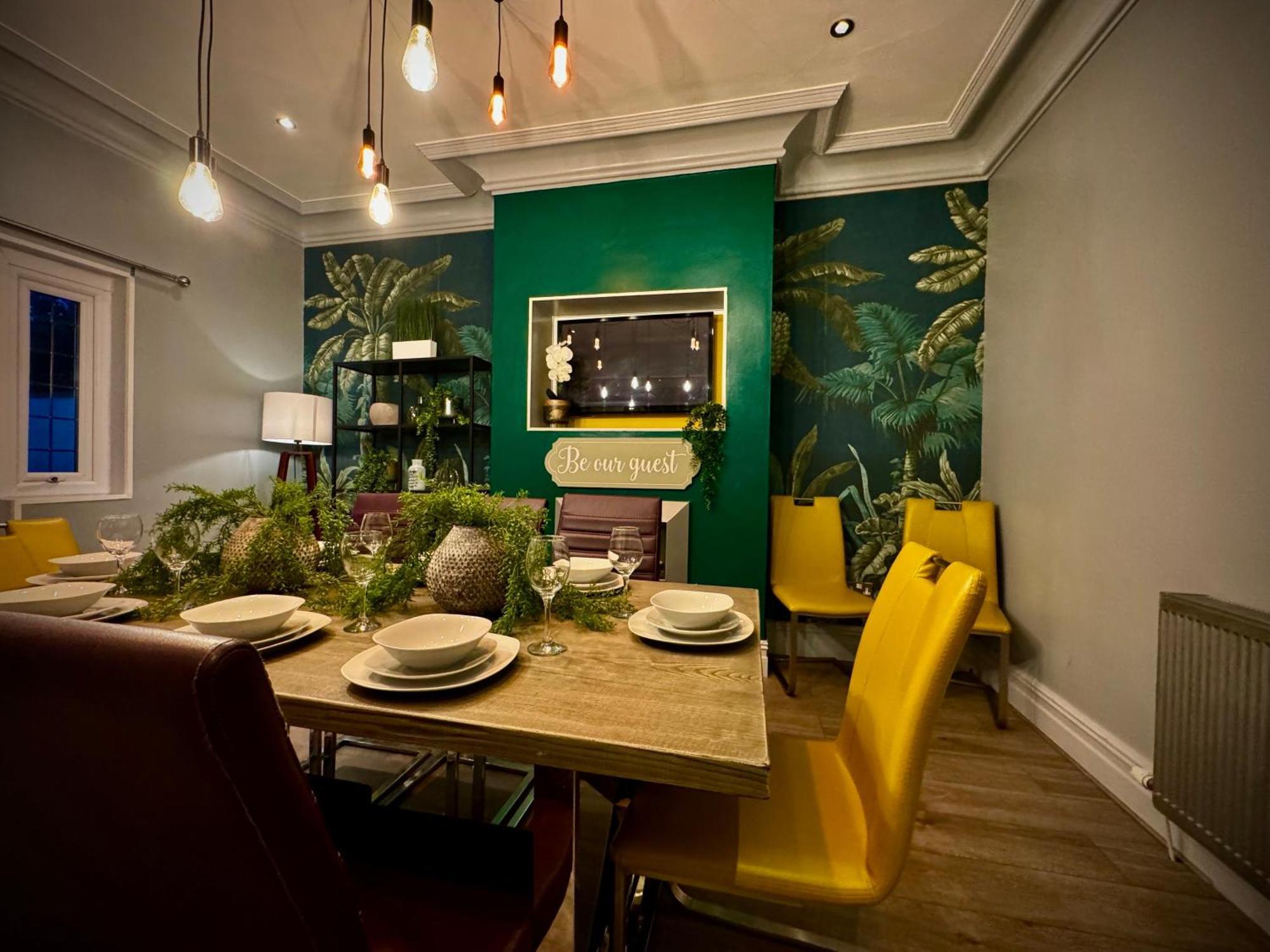 Sleeps10-parking-garden-hottub-petfriendly