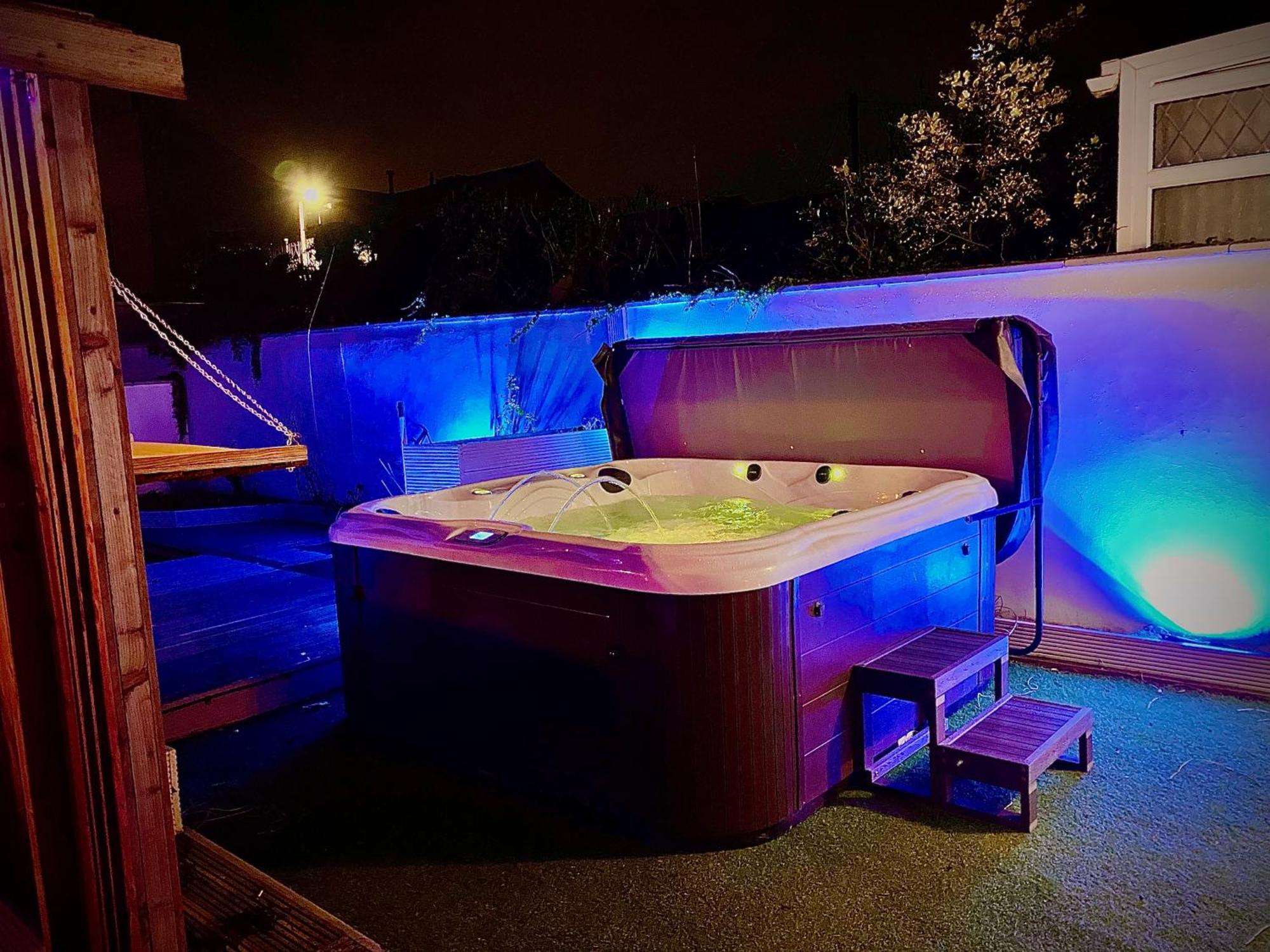 Sleeps10-parking-garden-hottub-petfriendly Holiday home