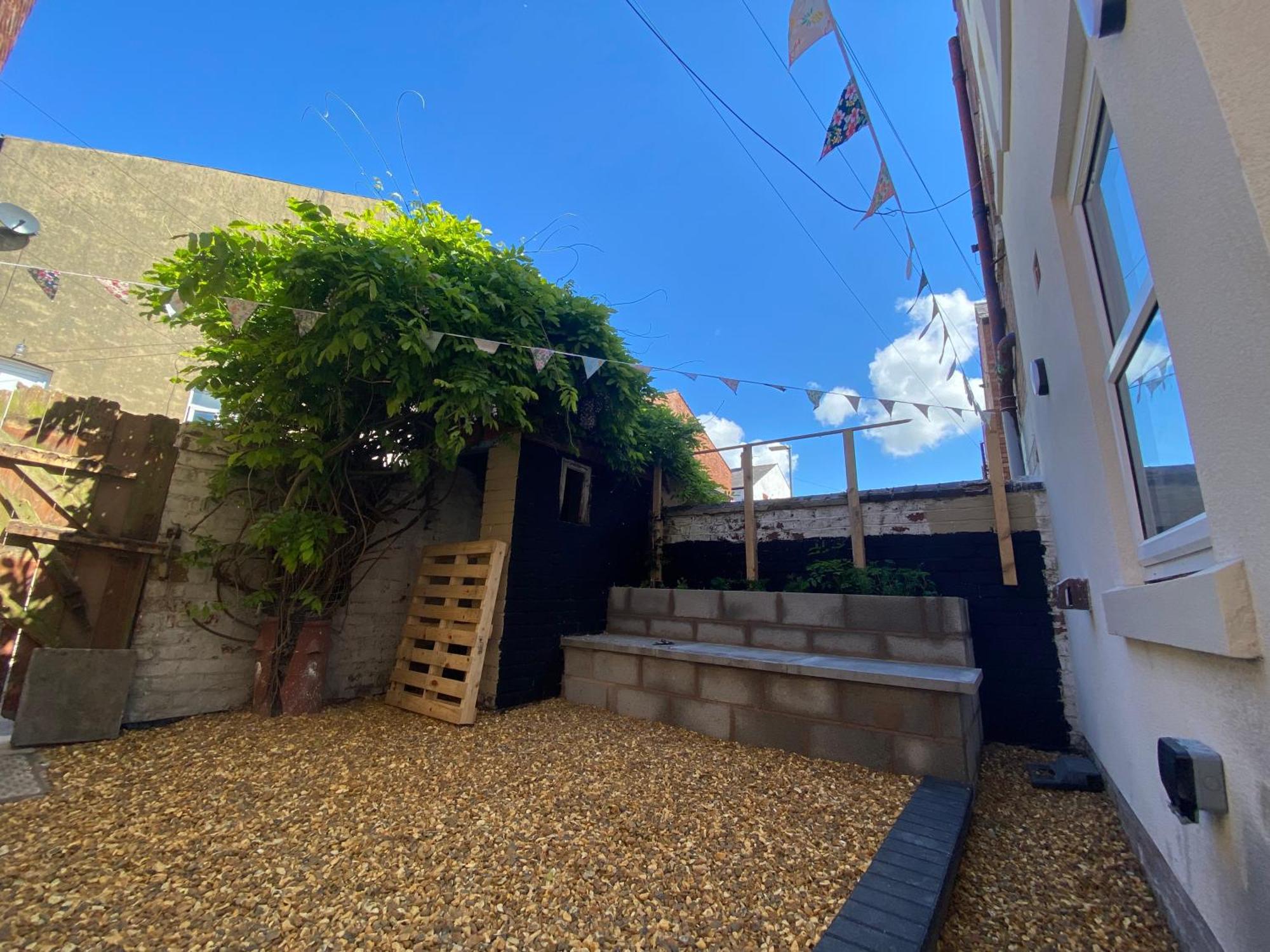 - 4 Beds - Sleeps 10 - Pet Friendly