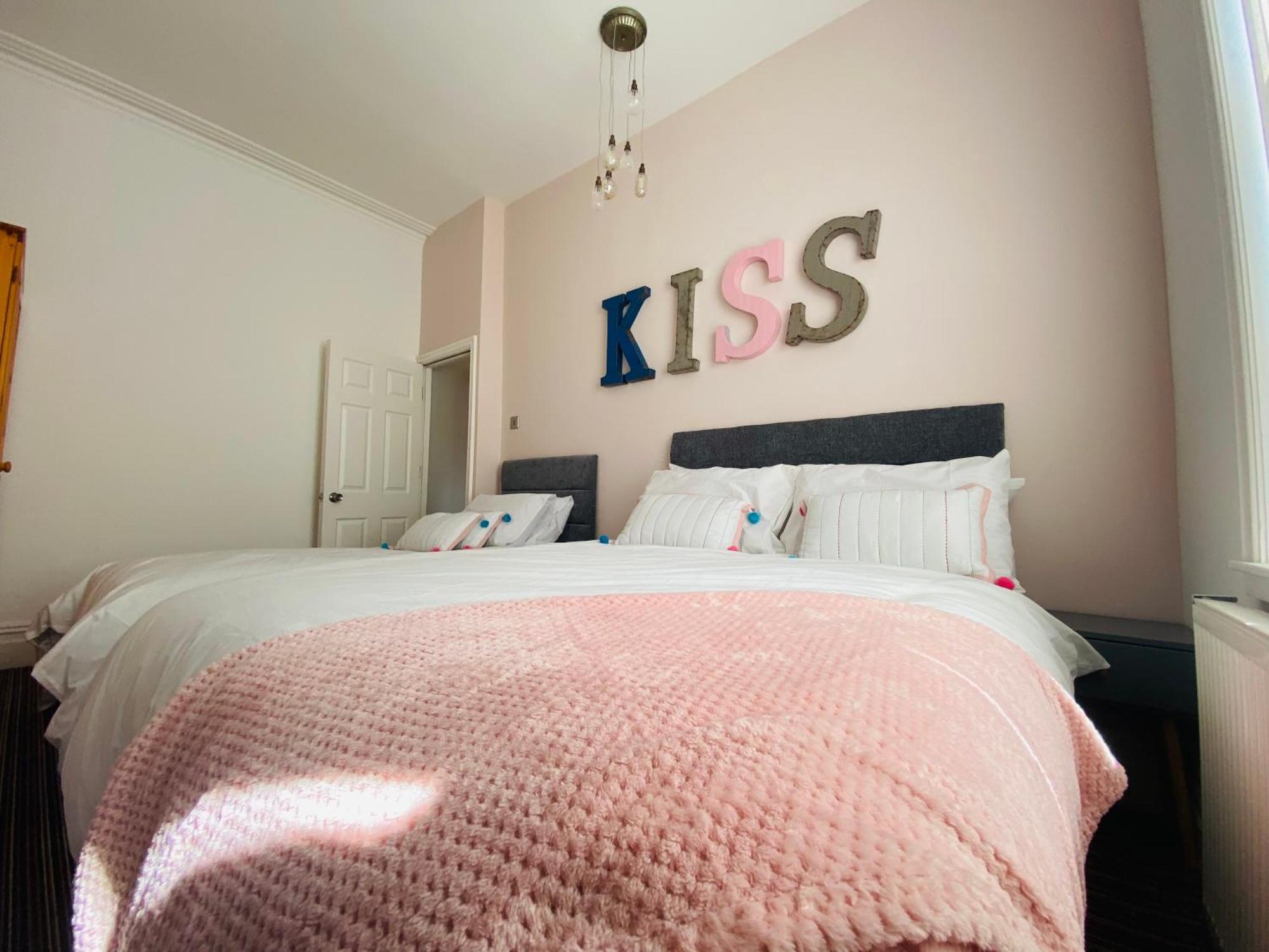 Holiday home - 4 Beds - Sleeps 10 - Pet Friendly Blackpool