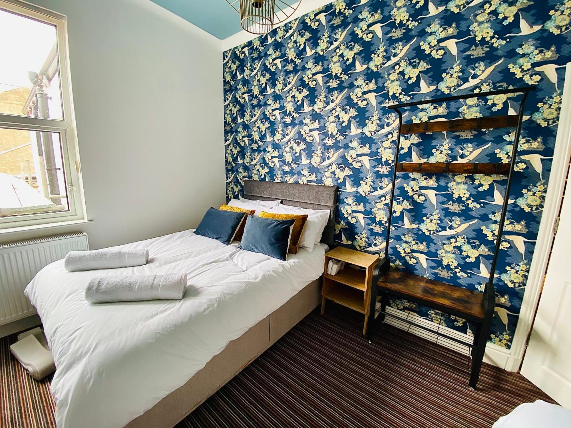 Holiday home - 4 Beds - Sleeps 10 - Pet Friendly *