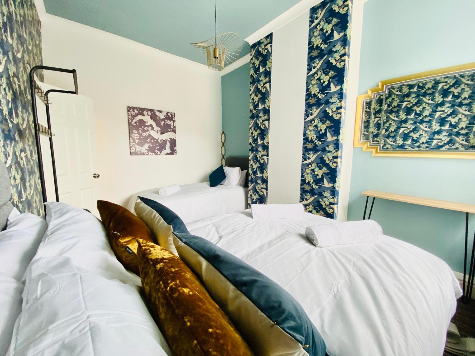 - 4 Beds - Sleeps 10 - Pet Friendly Holiday home Blackpool