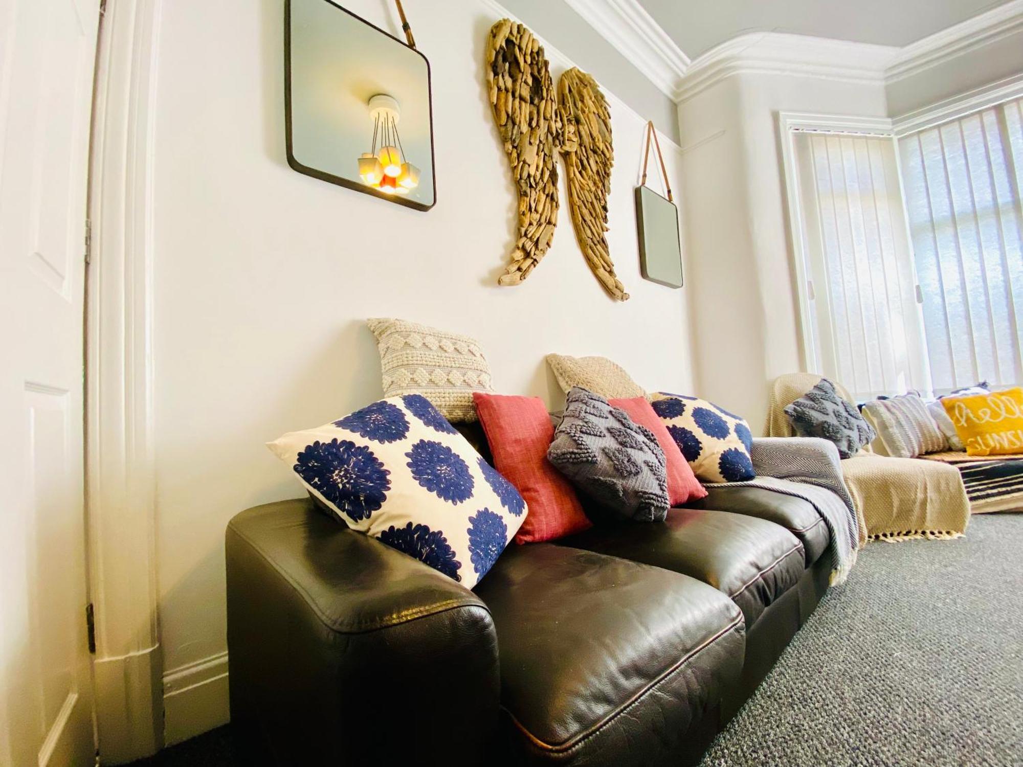 Holiday home - 4 Beds - Sleeps 10 - Pet Friendly Blackpool