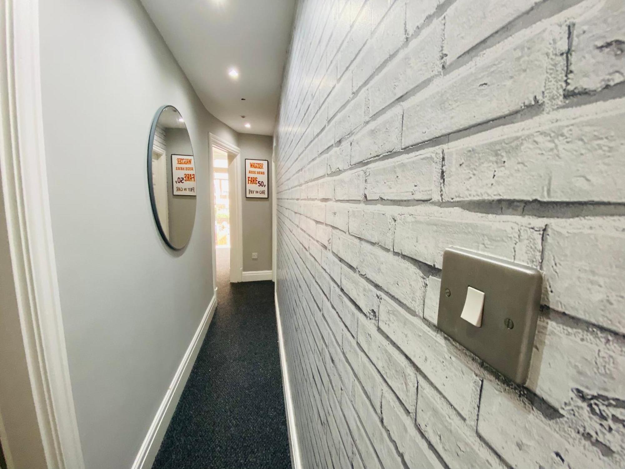 - 4 Beds - Sleeps 10 - Pet Friendly * Blackpool