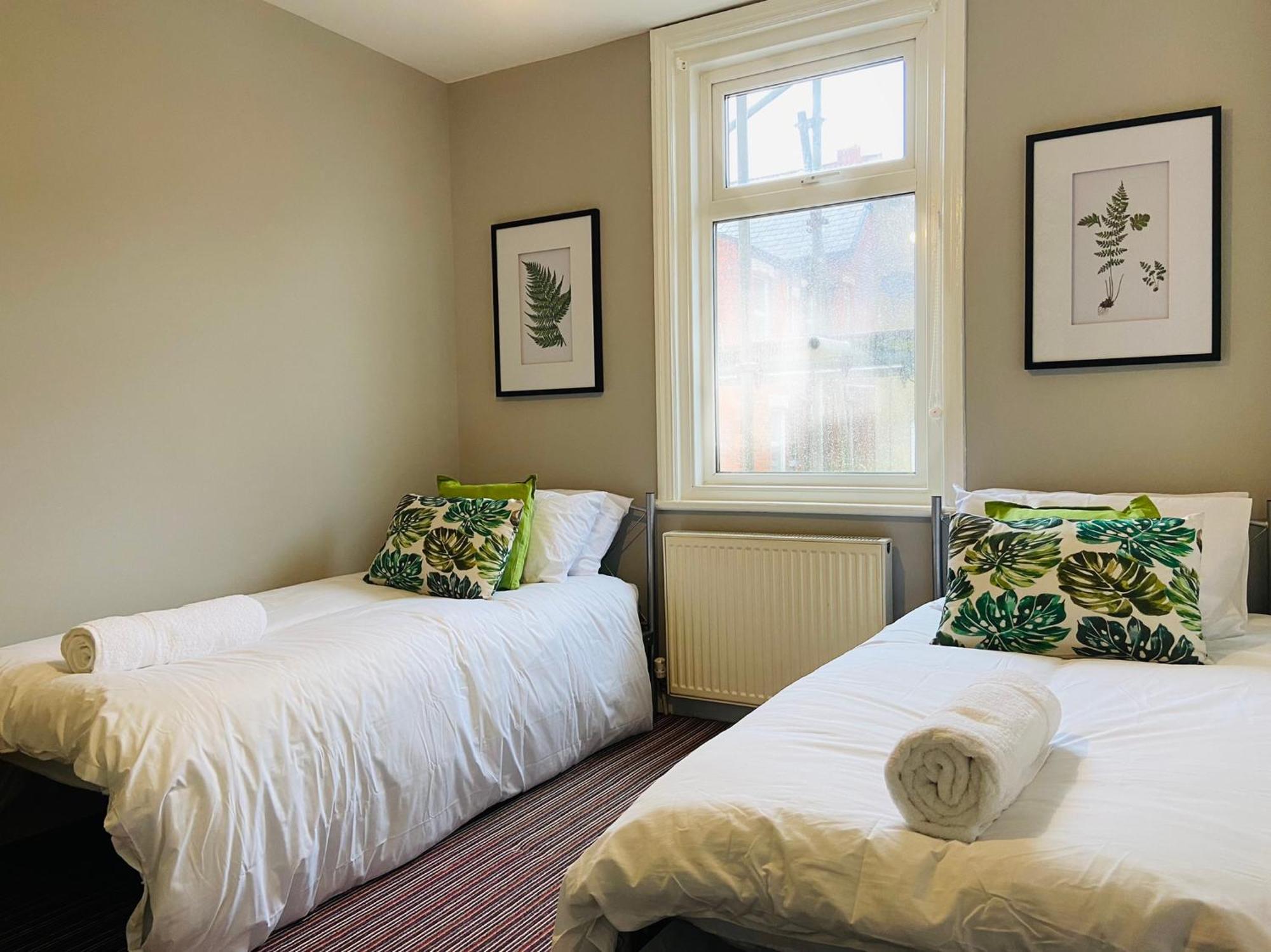Holiday home - 4 Beds - Sleeps 10 - Pet Friendly