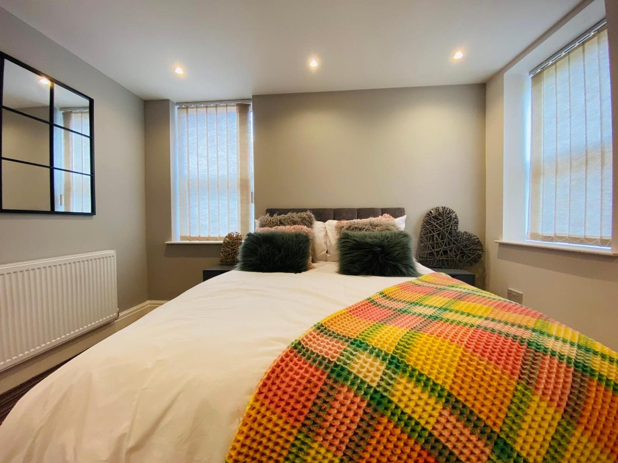 - 4 Beds - Sleeps 10 - Pet Friendly Holiday home Blackpool