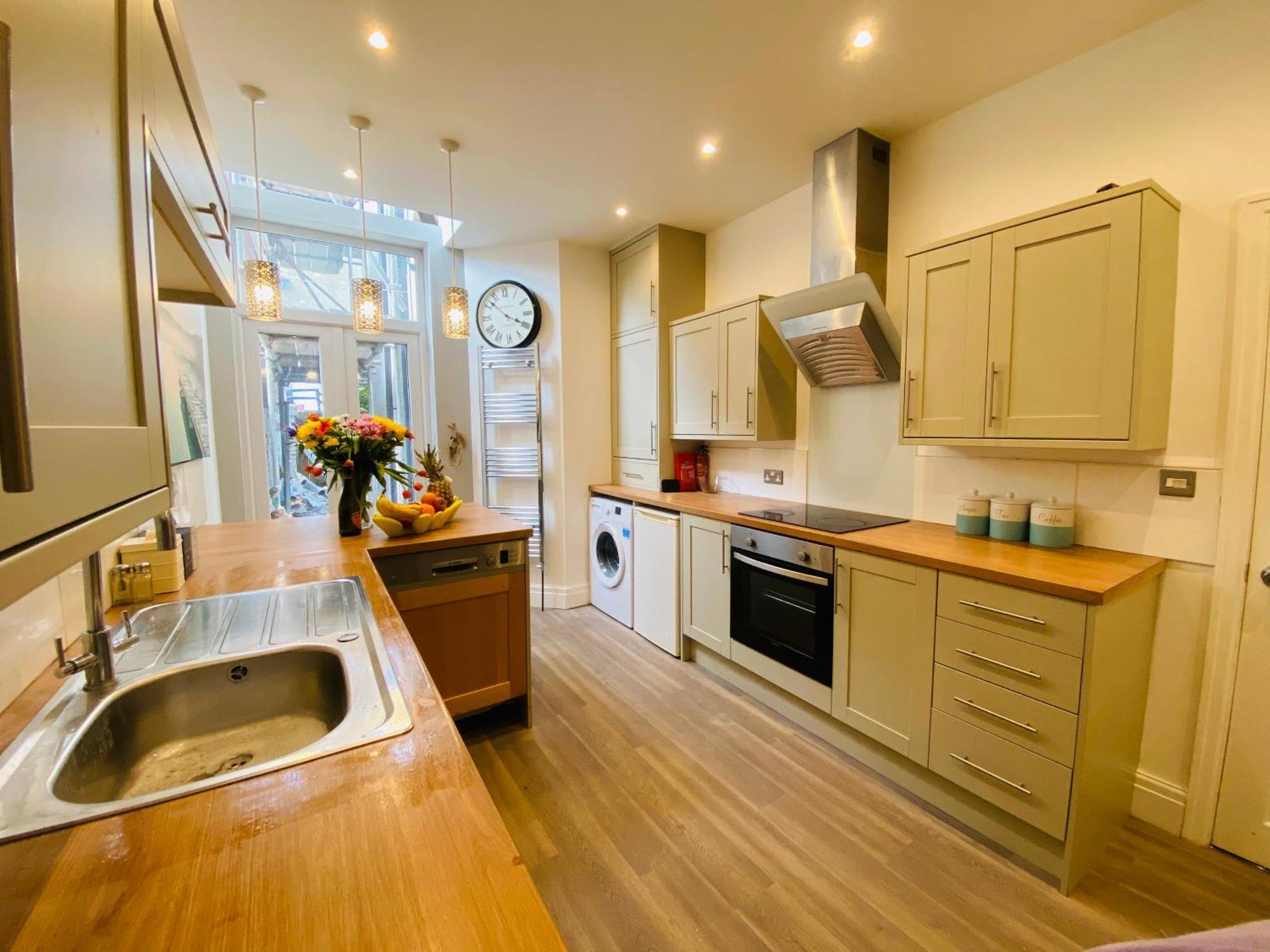 - 4 Beds - Sleeps 10 - Pet Friendly Blackpool