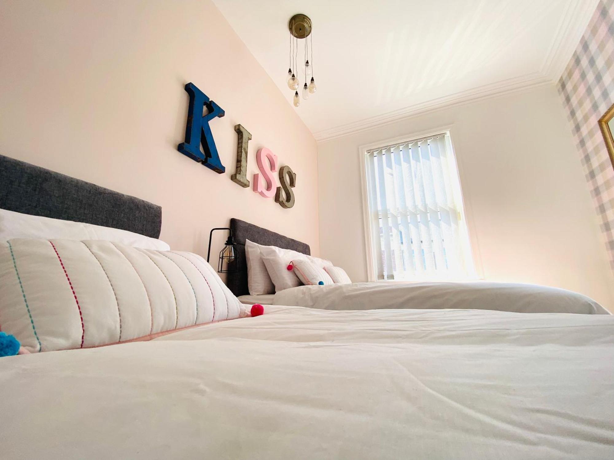 - 4 Beds - Sleeps 10 - Pet Friendly Holiday home *