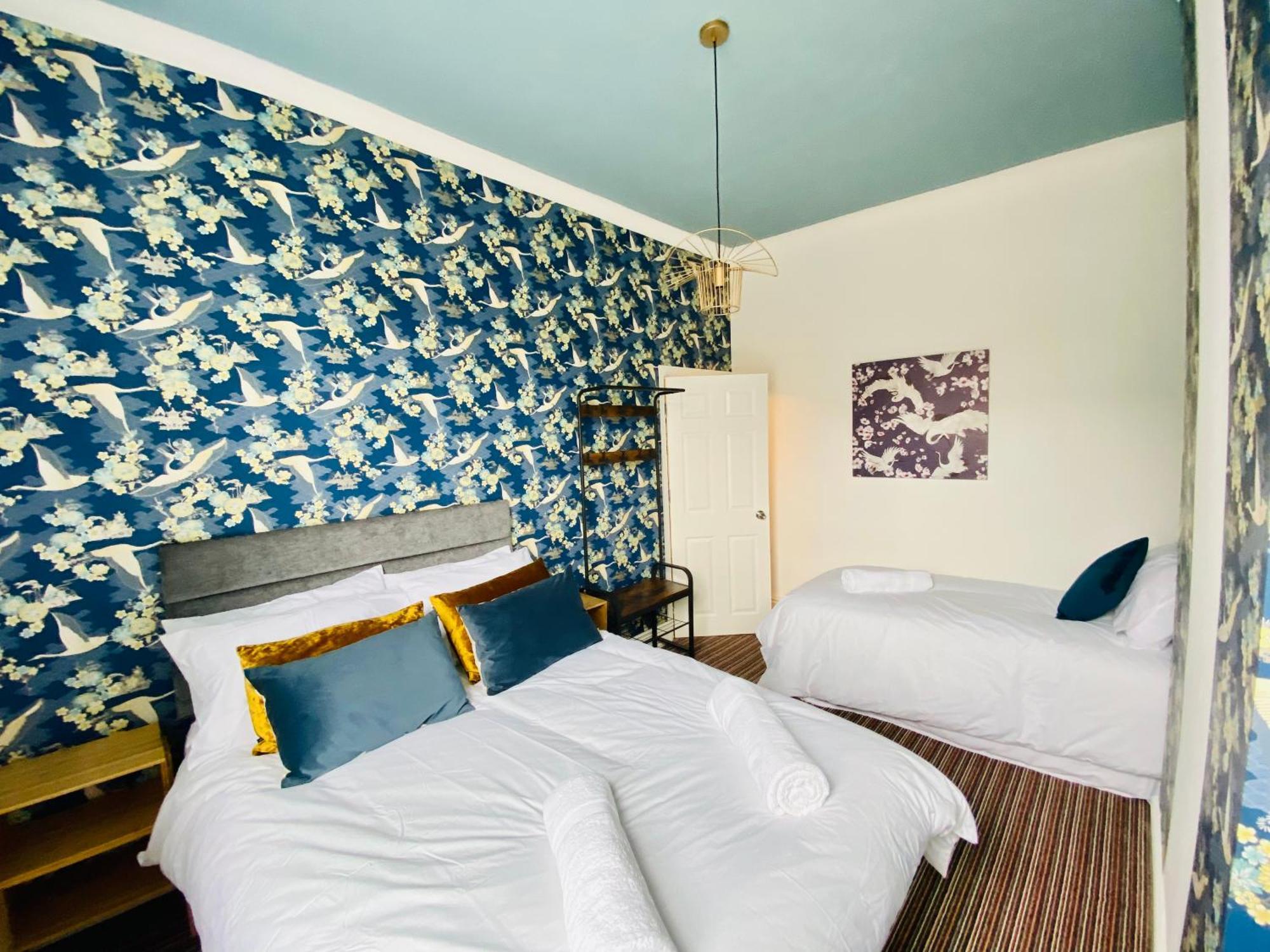 Holiday home - 4 Beds - Sleeps 10 - Pet Friendly *