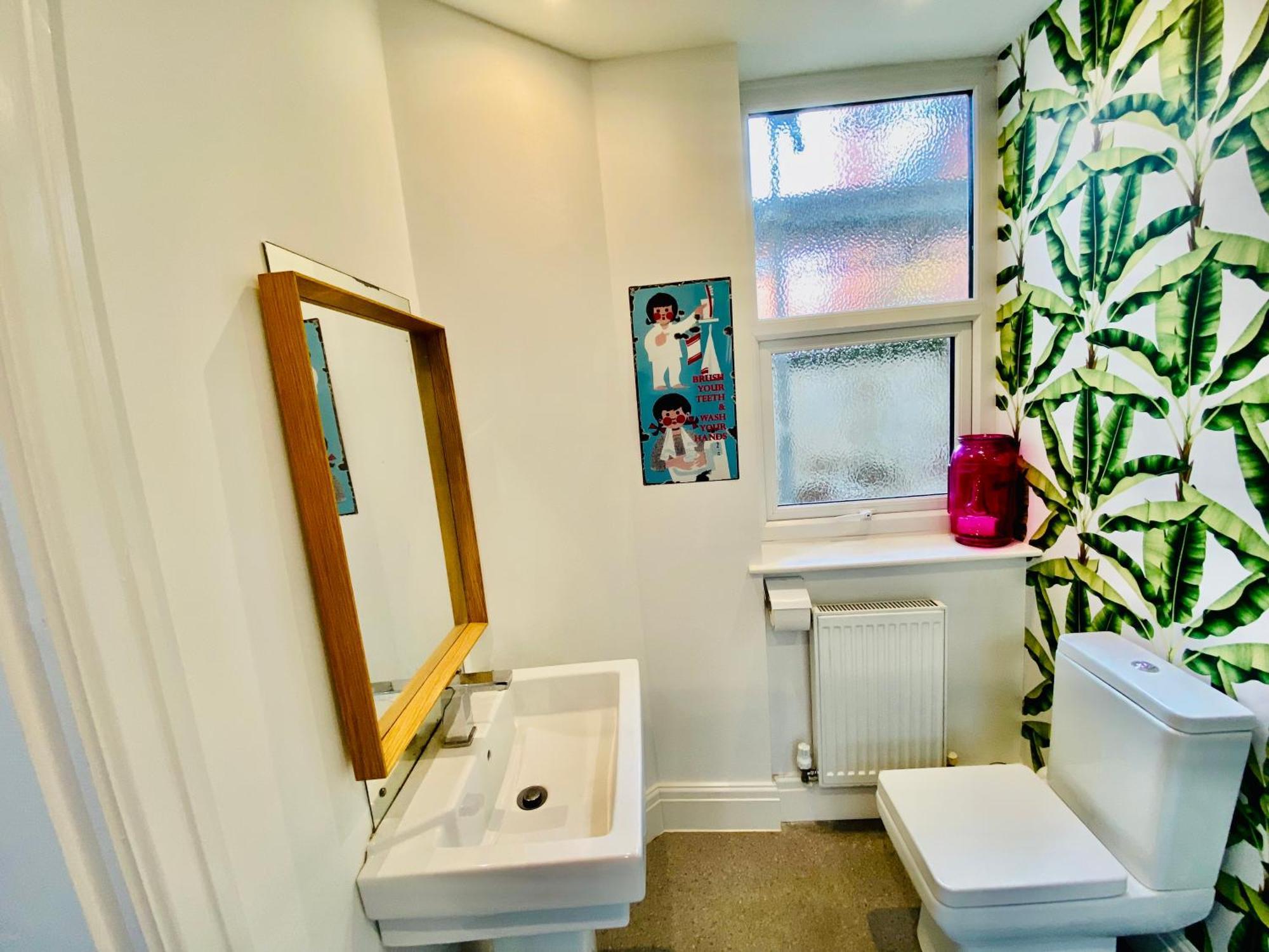 - 4 Beds - Sleeps 10 - Pet Friendly Holiday home *