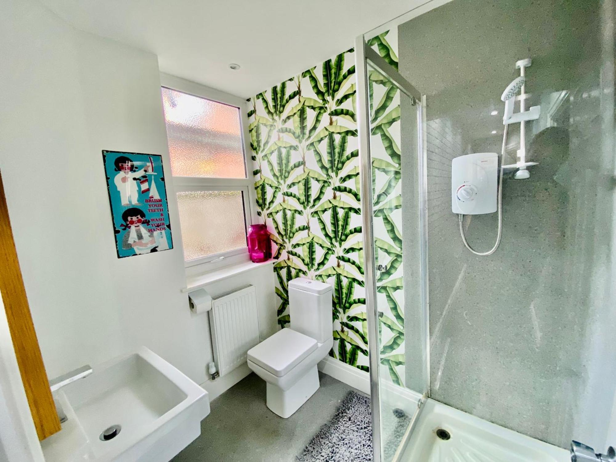 Holiday home - 4 Beds - Sleeps 10 - Pet Friendly