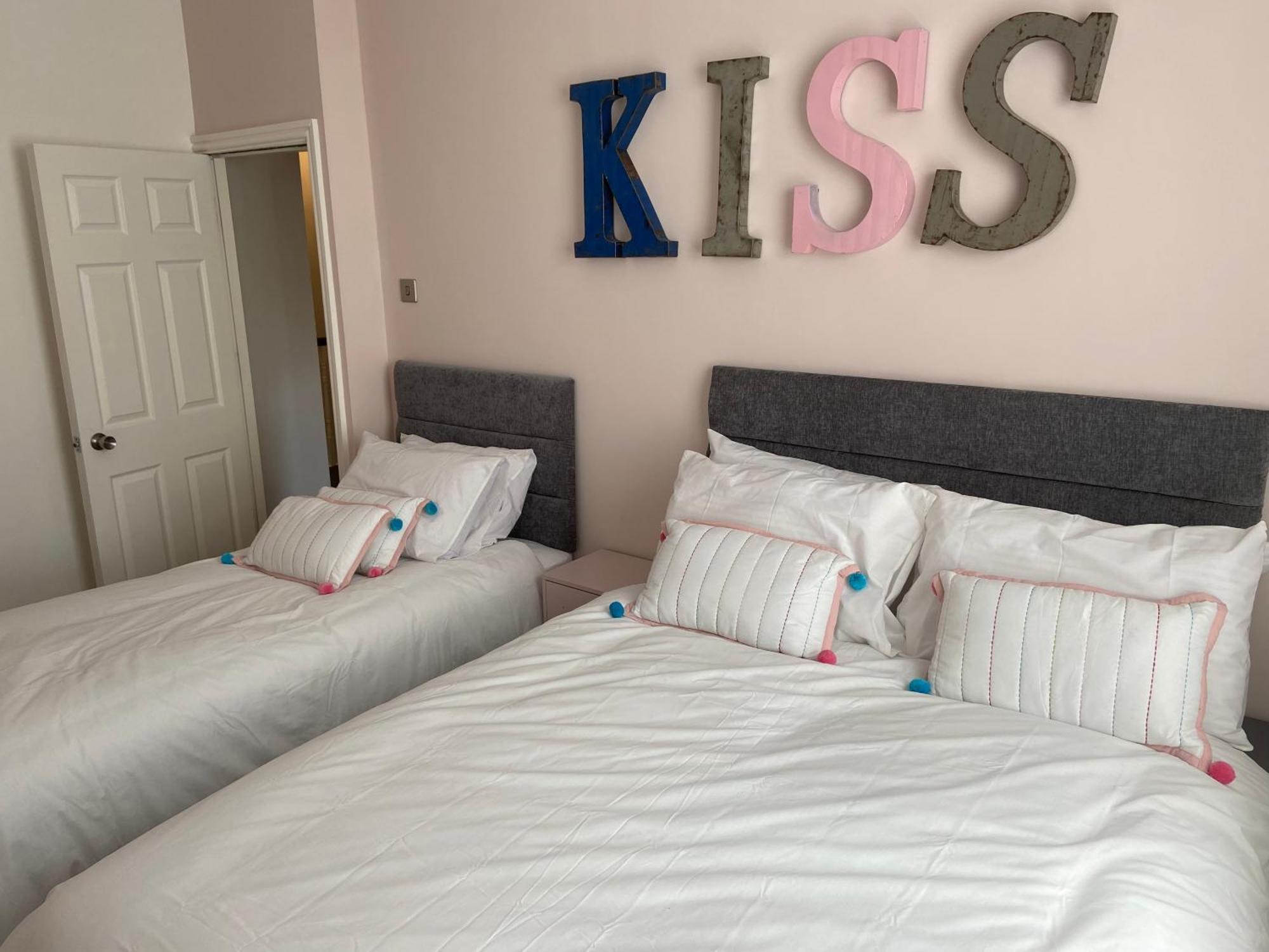 Holiday home - 4 Beds - Sleeps 10 - Pet Friendly Blackpool