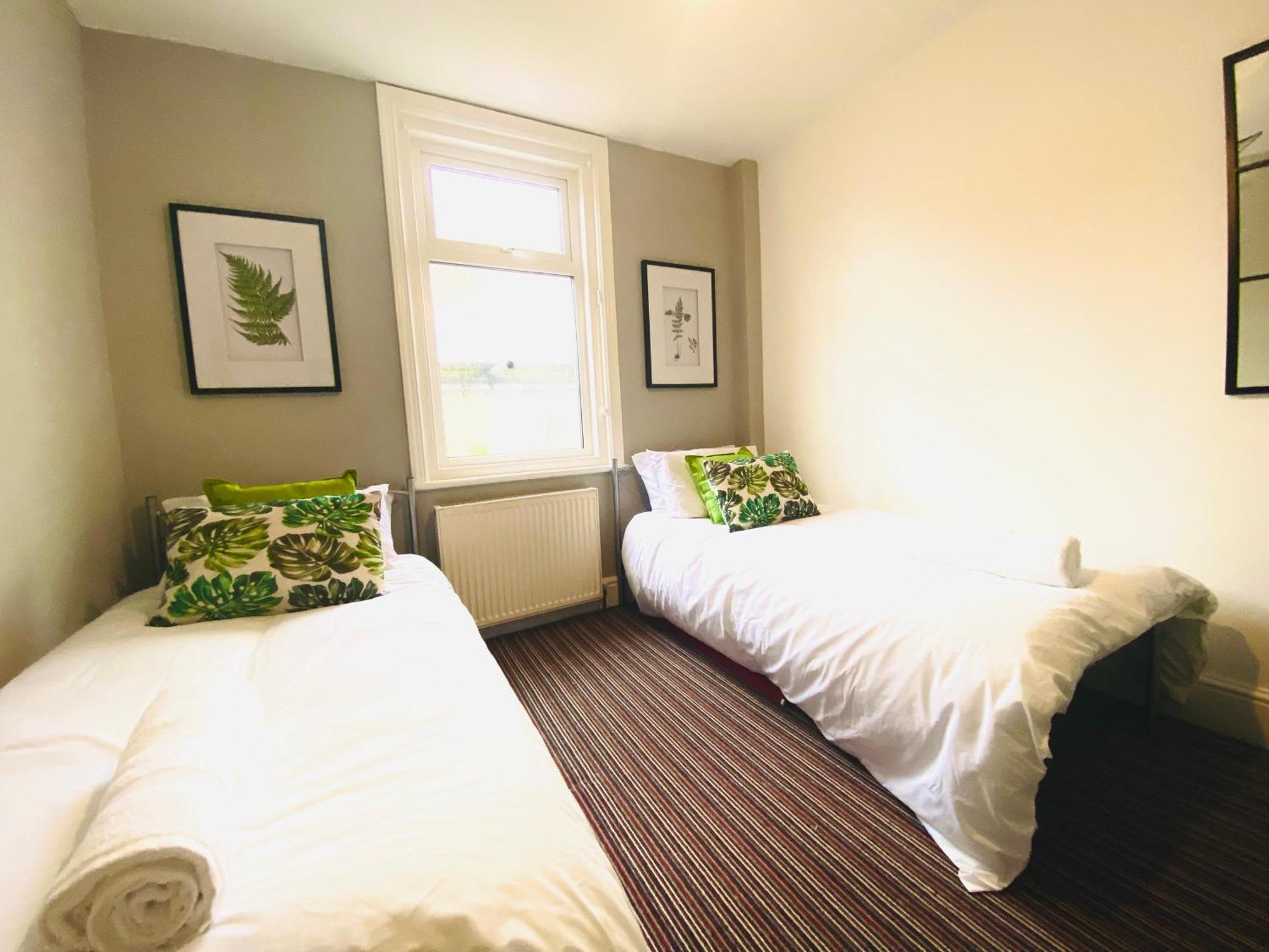 - 4 Beds - Sleeps 10 - Pet Friendly * Blackpool