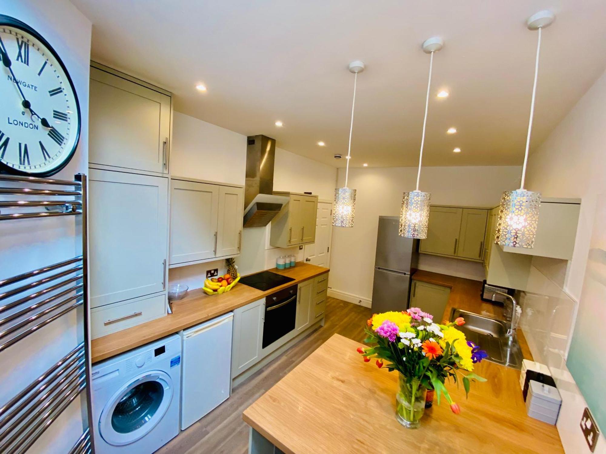 Holiday home - 4 Beds - Sleeps 10 - Pet Friendly