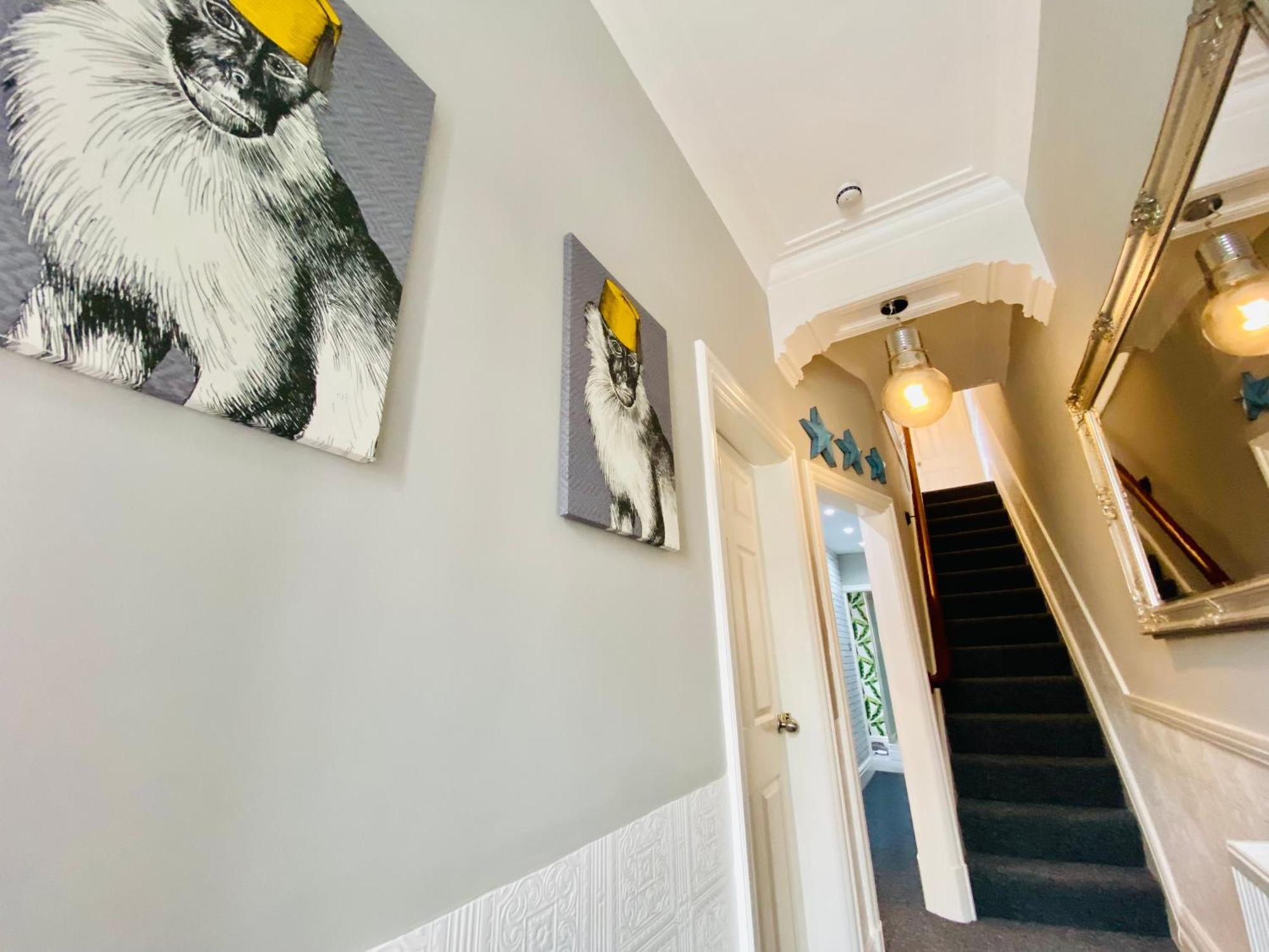 - 4 Beds - Sleeps 10 - Pet Friendly Holiday home Blackpool