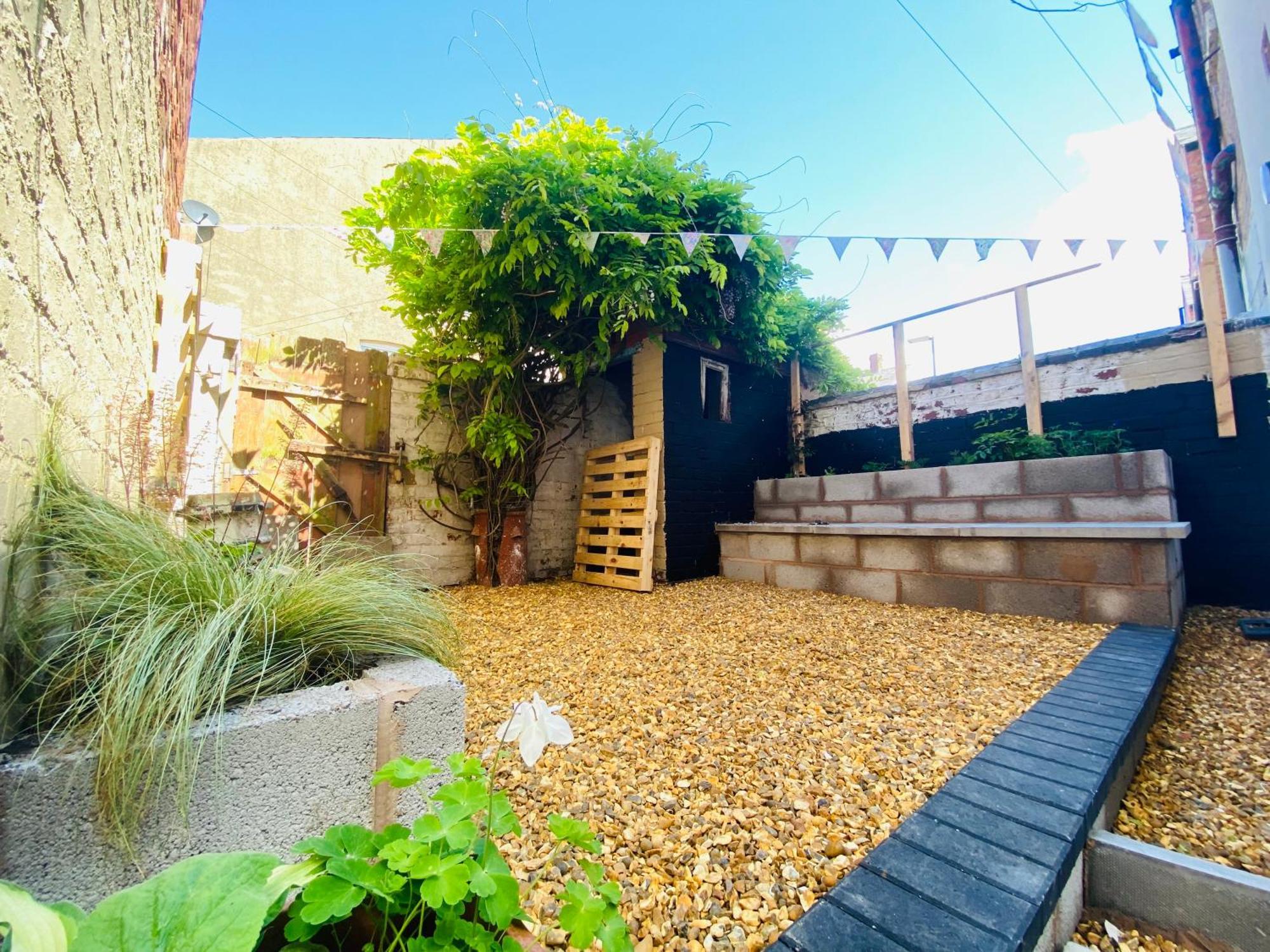 Holiday home - 4 Beds - Sleeps 10 - Pet Friendly *