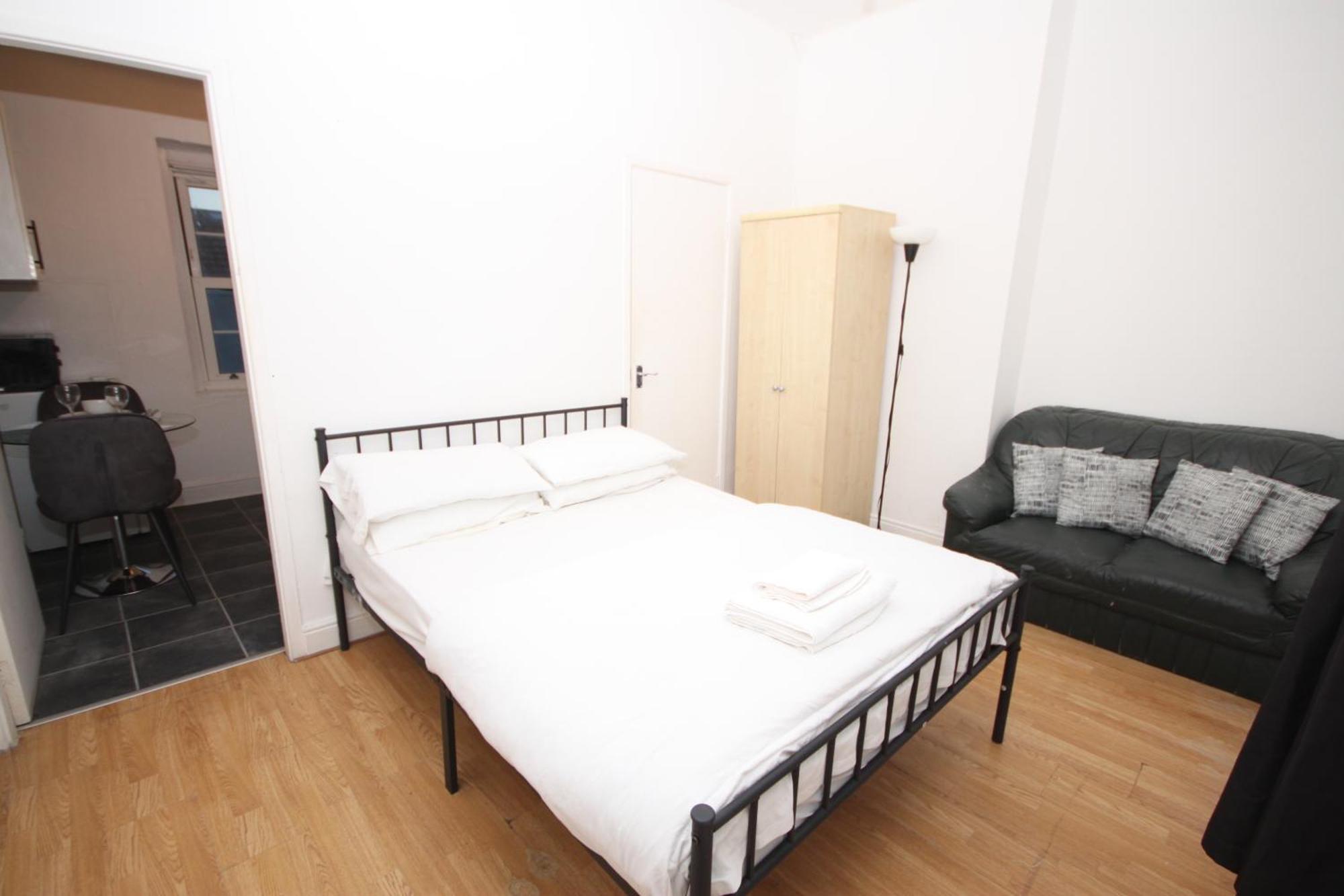 Cosy Casa: Beachfront Promenade Retreat With Free Parking