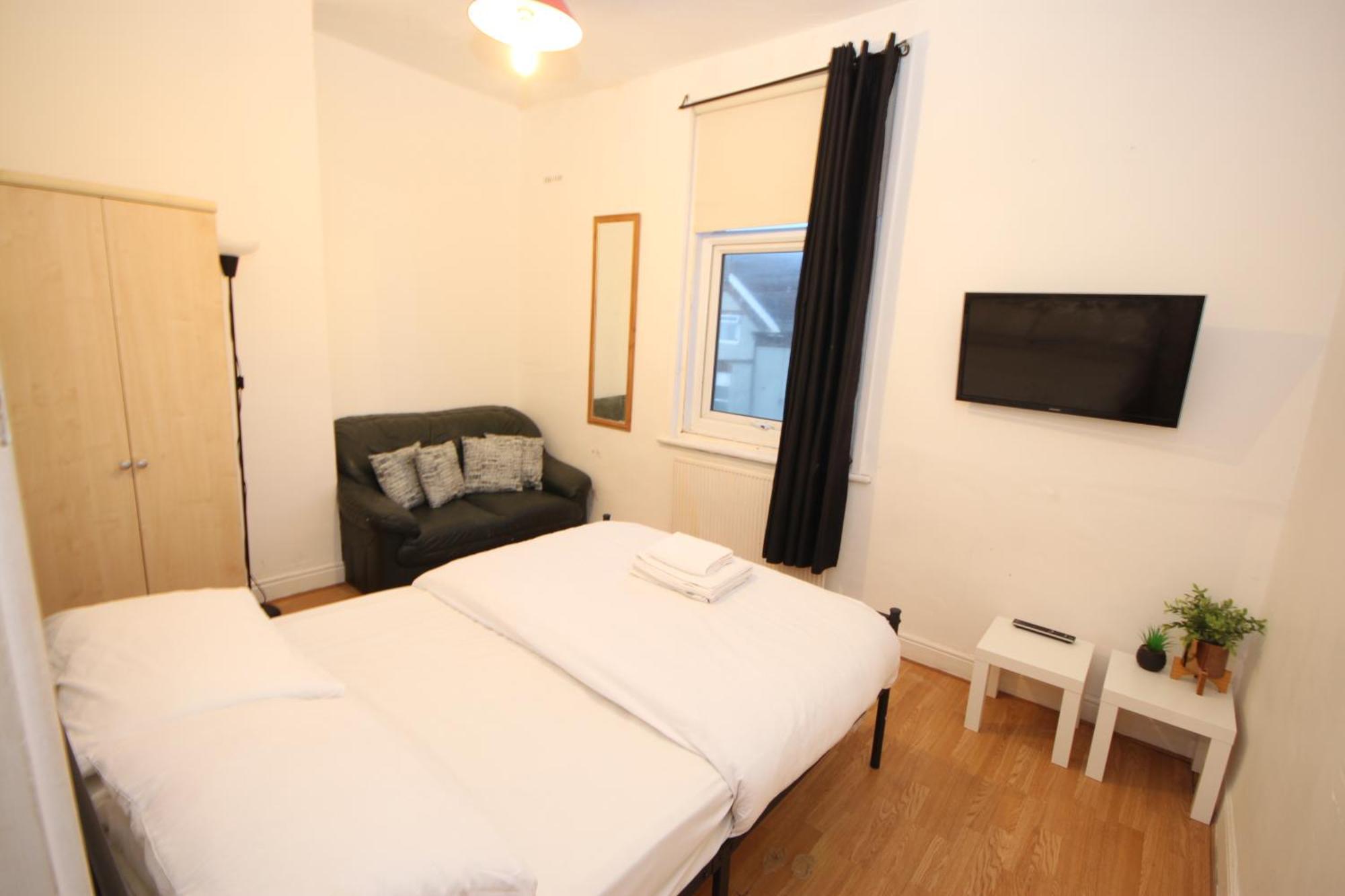 Cosy Casa: Beachfront Promenade Retreat With Free Parking *