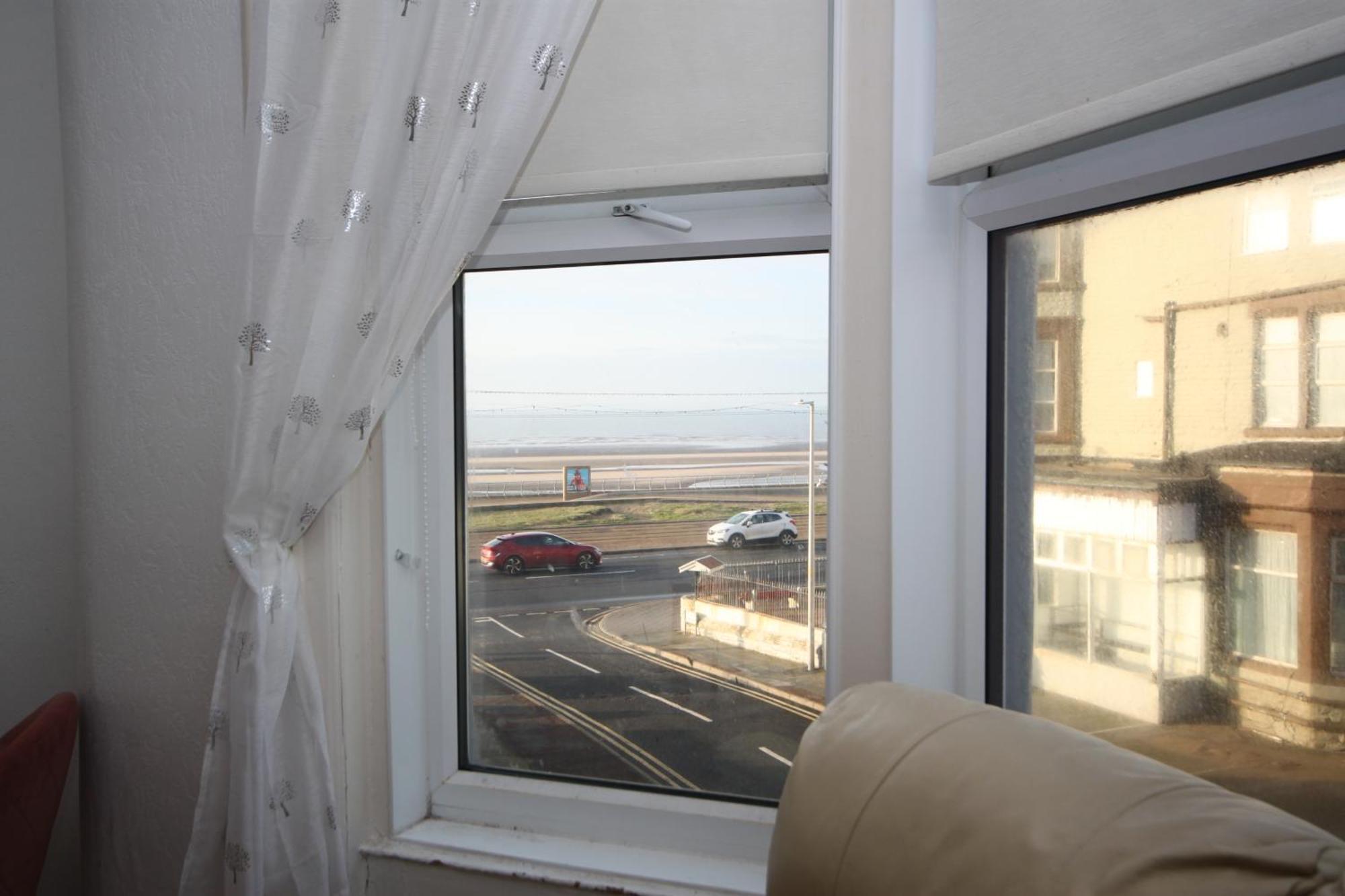Apartment Cosy Casa: Beachfront Promenade Retreat With Free Parking